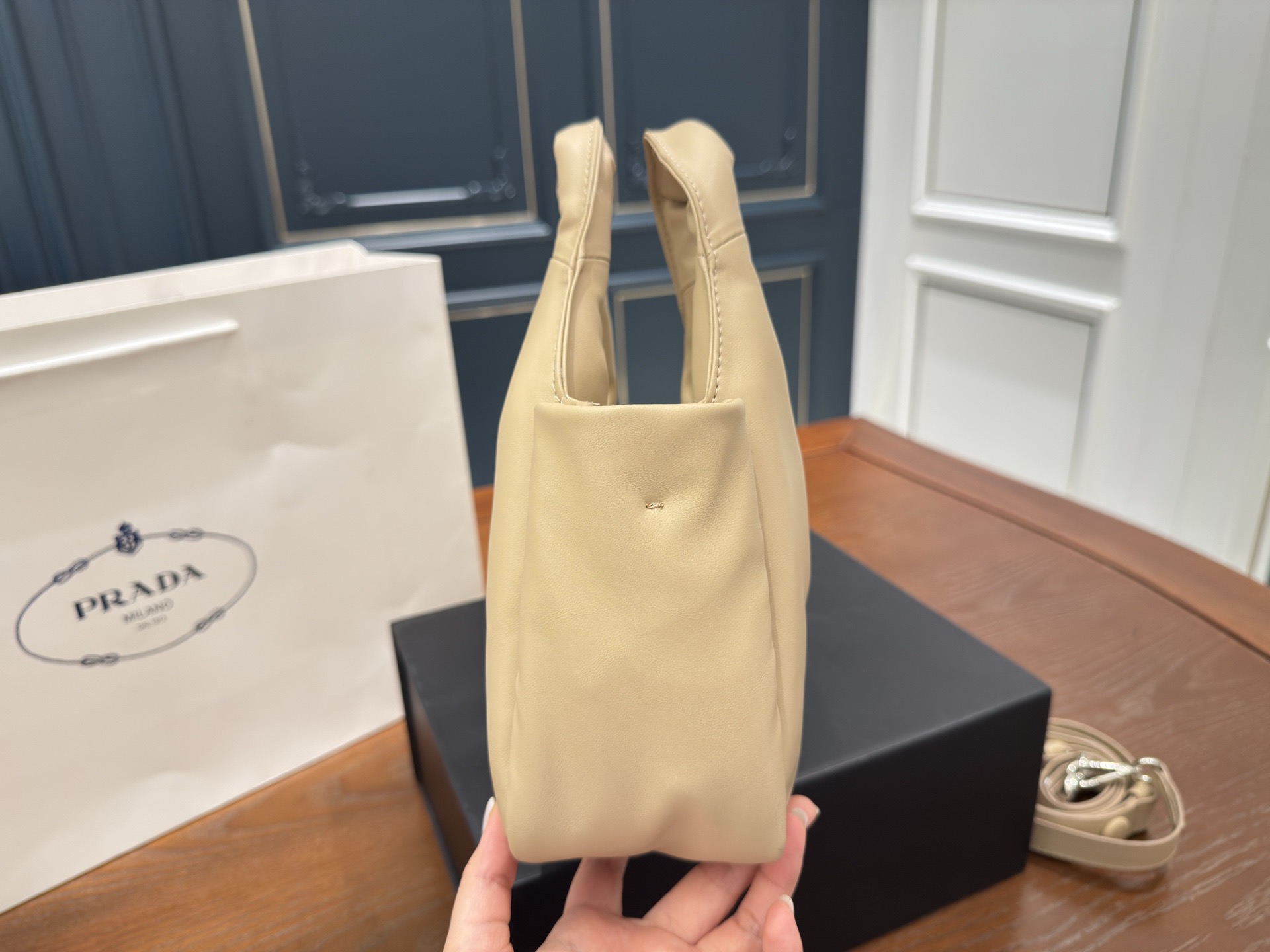 （折叠盒⚠️）p170 Prada洋气单品 普拉达菜篮子包 这个系列将是Prada接下来一整季的主打款式。Prada 手袋的曲线型设计分外醒目，当手包很优雅，时尚百搭！打麻将逛街也很轻便哦！尺寸 17 15