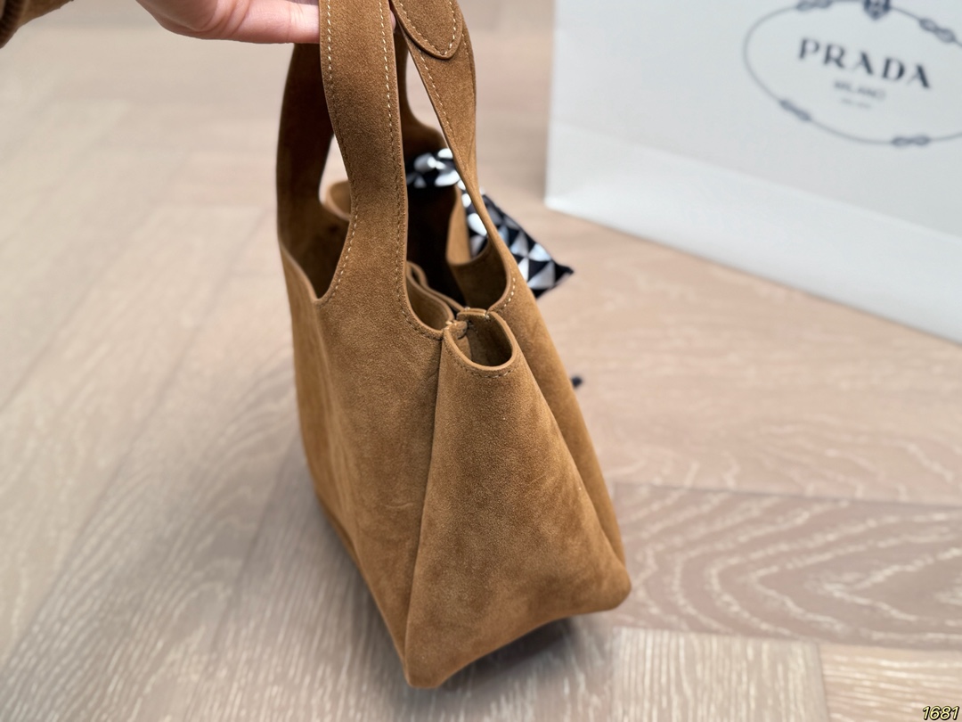 &yen;145/&yen;140 普拉达 PRADA 手提托特包独特设计时尚又经典 超级百搭 日常通勤皆可 上身又A又飒 尺寸24 20/17 15