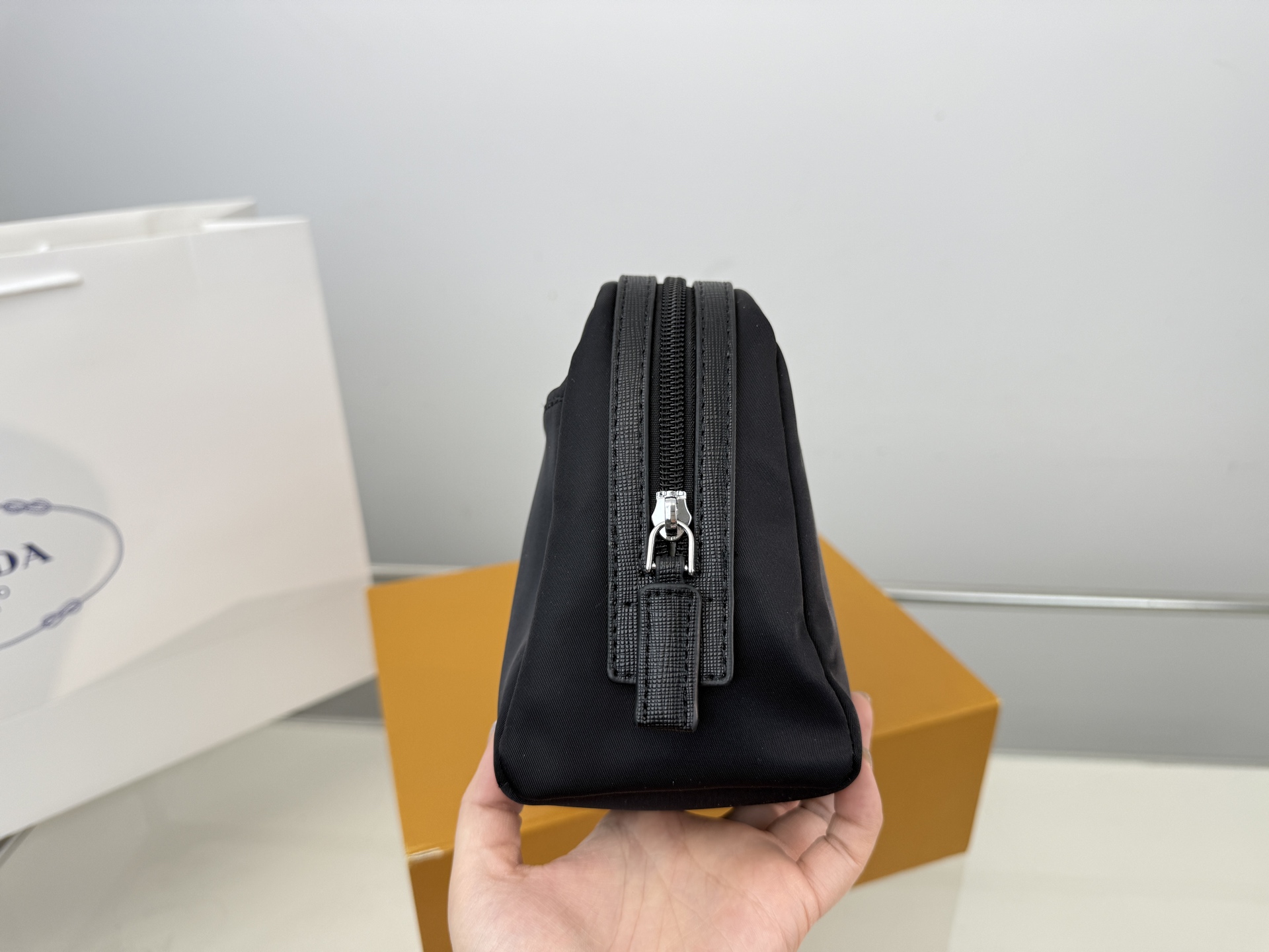 （无盒⚠️）p105 Prada 普拉达 尼龙布手拿包 手包 经典百搭 实物拍摄 原厂原版面料 size：12*22cm