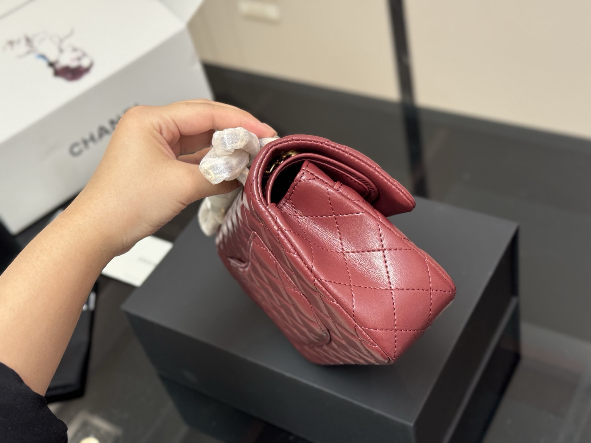 &yen;185 配折叠盒飞机盒 size:23cm 香奈儿 cf我们一直很用心在做 秒杀其他市面上的货 顶级原单鱼子酱 很舒服的一种！ 不管您是谁 稳稳hold住哦✔️✔ 四季必备单品！