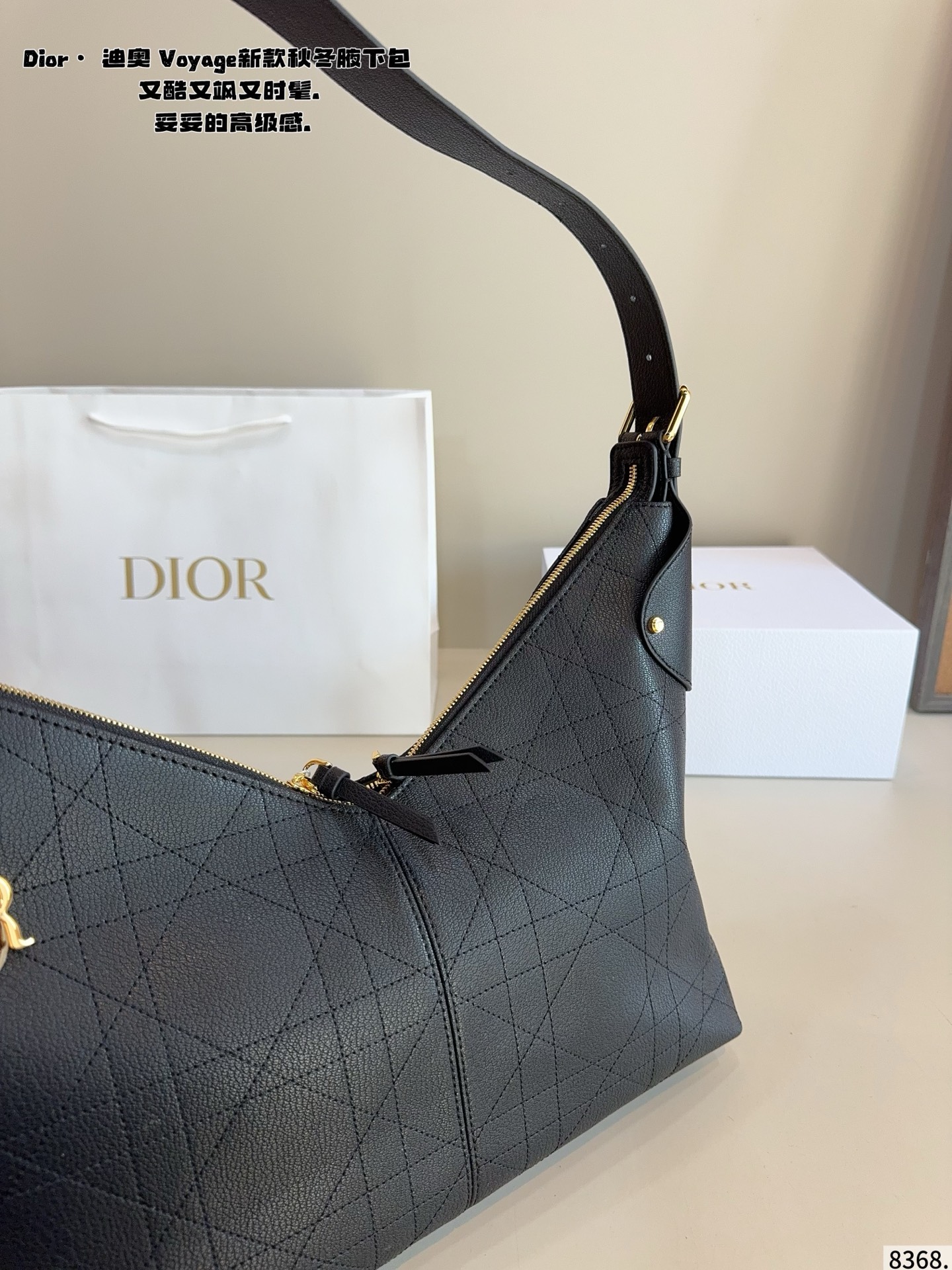 p210 又发现新款啦🤩Dior Voyage秋冬系列腋下包 又是一个迪奥新款腋下包，直接击中心巴上[哇R] 自带松弛感，包形柔软又随意～ 复古的粒面牛皮，经典藤纹格，双拉链设计～ 整体高级又时髦，精致感满满的字母吊坠～ 细节非常到位，超大的容量，自用很轻便哇 背上身满满的松弛感哇尺寸：36*13*29cm