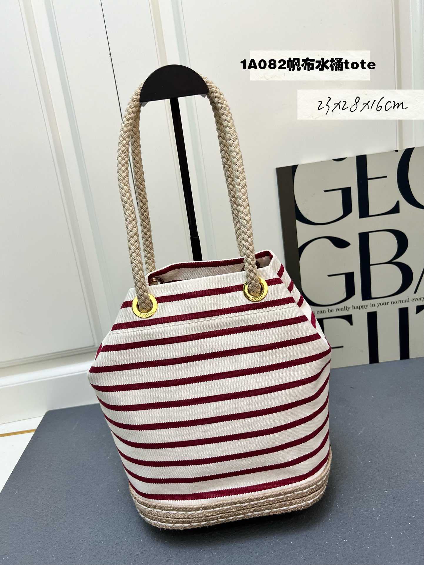 💰210包邮‼️ 🎉新款水桶包🎉1A082走秀款 这款Re-Nylon 手袋的設計采用尼龙面料和小牛皮。獨特的組合添上迷人點綴。滑動式繩索手挽凸顯這款手袋的靈活百搭，方便手提或肩背/斜跨，顶级五金。容量空间大，非常休闲时尚，又是一款永久不过时爆款，宝宝们，赶紧入手吧🎉🎉 长23.5x高28x底16.5cm