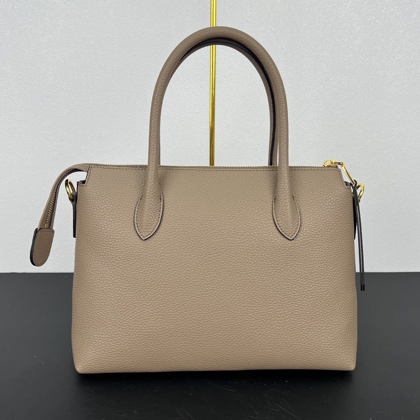 定制版💰318包邮❗ P家新款，专柜正品有售【顶级原版质量】 ！型号：1BA157，尺寸：31&times;23&times;14cm 175工厂出品，必定精品 🌹配双肩带💋大荔枝纹小牛皮 皮革双提手 可拆卸可调式皮革肩带 可拆卸可调式彩色织物肩带 镀金配件 金属刻字Logo 拉牌！