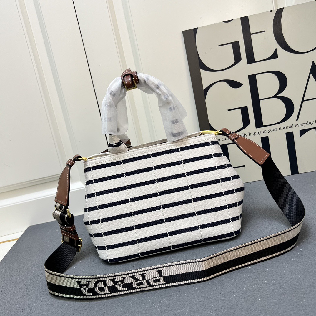 💰200包邮❗ 2025summer新品亚麻混纺配皮托特包小号 优雅时尚夏日度假风情托特包 采用亚麻混纺面料精心打造 配以牛皮双腕带 正面标志性字母徽标压花 超实用的托特包造型 配有可拆卸皮革钥匙环 简约精致内里容量超大超好用 简直是太棒了 .时尚潮人新宠 完美细节媲美砖柜超级棒5炎评价 size:25*19*15cm 型号：1A678