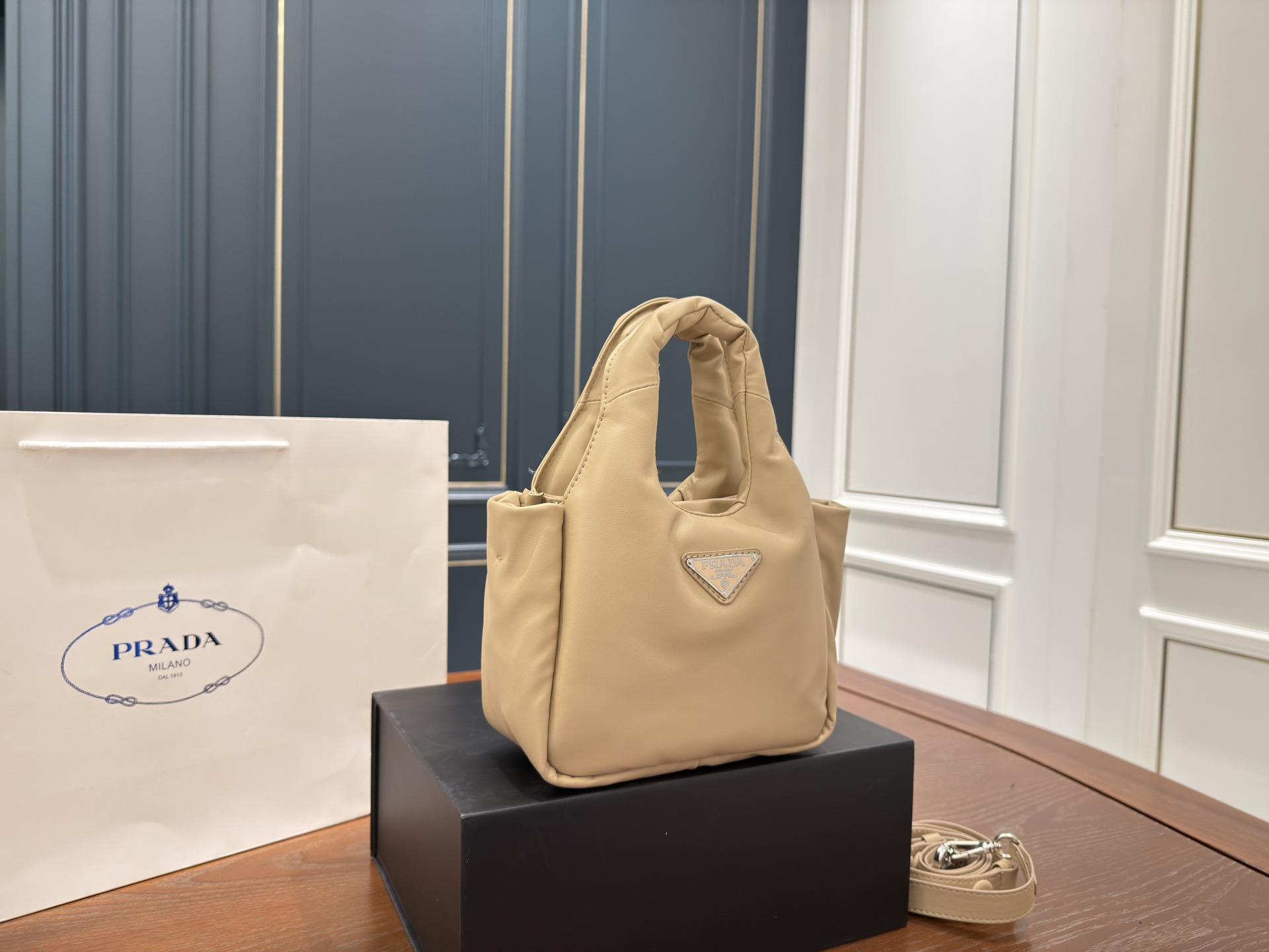 （折叠盒⚠️）p170 Prada洋气单品 普拉达菜篮子包 这个系列将是Prada接下来一整季的主打款式。Prada 手袋的曲线型设计分外醒目，当手包很优雅，时尚百搭！打麻将逛街也很轻便哦！尺寸 17 15