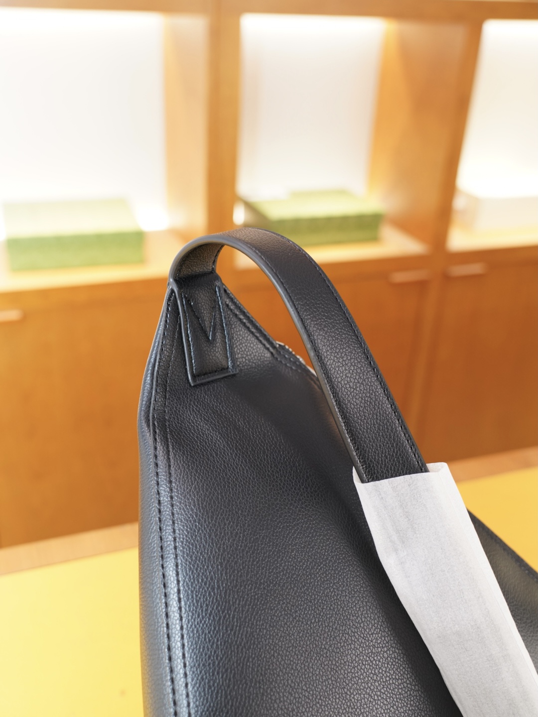 P115 🇮🇹 普拉达 官网同步 高版本 胸包 永恒不过时的标志性产品 纯原单牛皮 顶级五金制作 非市面普通版本 今年PRADA最爱的款式 全部实拍 实用性非常高 完全不用担心穿搭 【规格：30x35x5】