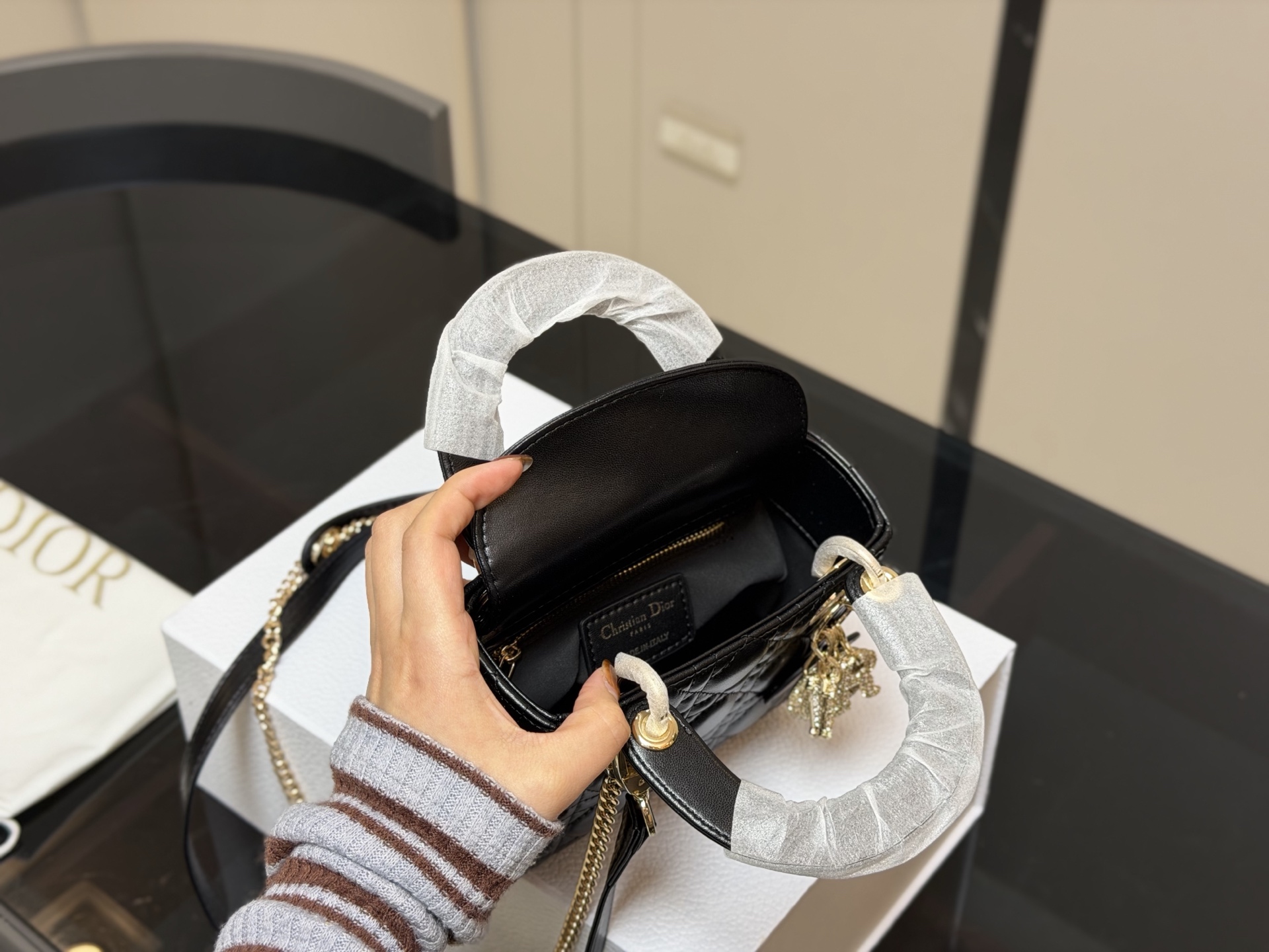 &yen;205 配折叠盒 尺寸:17*13cm 高品版.升级出货 ✅ 迪奥 戴妃羊皮 每个颜色真的太好看啦 是不是都需要它！