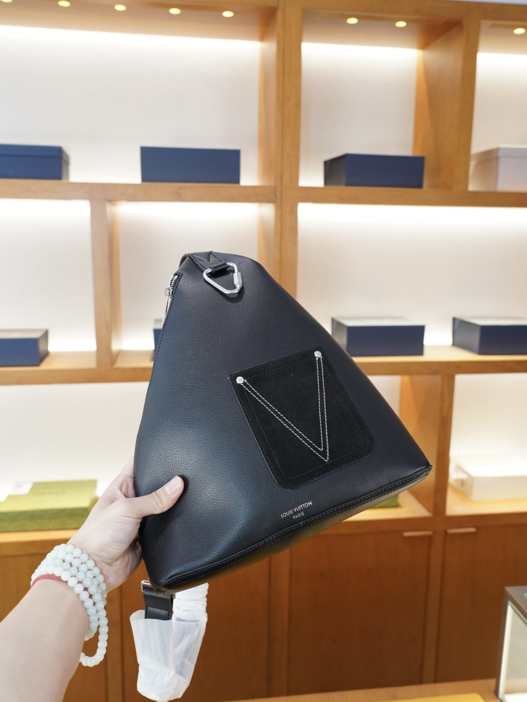 P115 🇮🇹 普拉达 官网同步 高版本 胸包 永恒不过时的标志性产品 纯原单牛皮 顶级五金制作 非市面普通版本 今年PRADA最爱的款式 全部实拍 实用性非常高 完全不用担心穿搭 【规格：30x35x5】