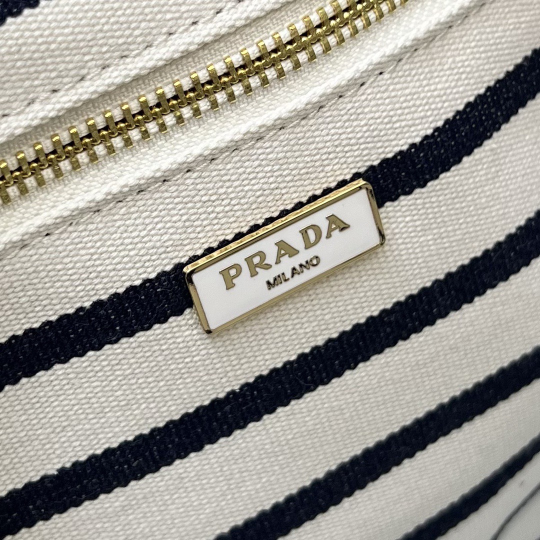 💰200包邮❗ 2025summer新品亚麻混纺配皮托特包小号 优雅时尚夏日度假风情托特包 采用亚麻混纺面料精心打造 配以牛皮双腕带 正面标志性字母徽标压花 超实用的托特包造型 配有可拆卸皮革钥匙环 简约精致内里容量超大超好用 简直是太棒了 .时尚潮人新宠 完美细节媲美砖柜超级棒5炎评价 size:25*19*15cm 型号：1A678