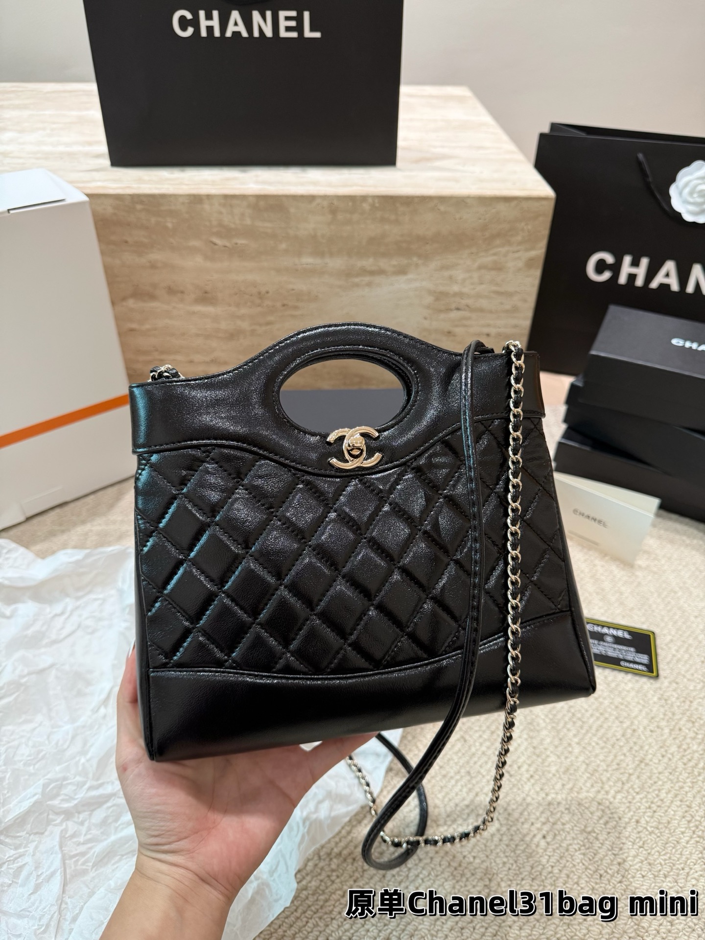 P160 香奈儿 Chanel 31bag mini 这种独具设计感的经典款很难见到的哇～ 这种颜值的美包简直是遇到了就必背的存在 相比较以前的中古来说～新款的设计更具流畅~更具优雅格调 全套包装 尺寸23.19