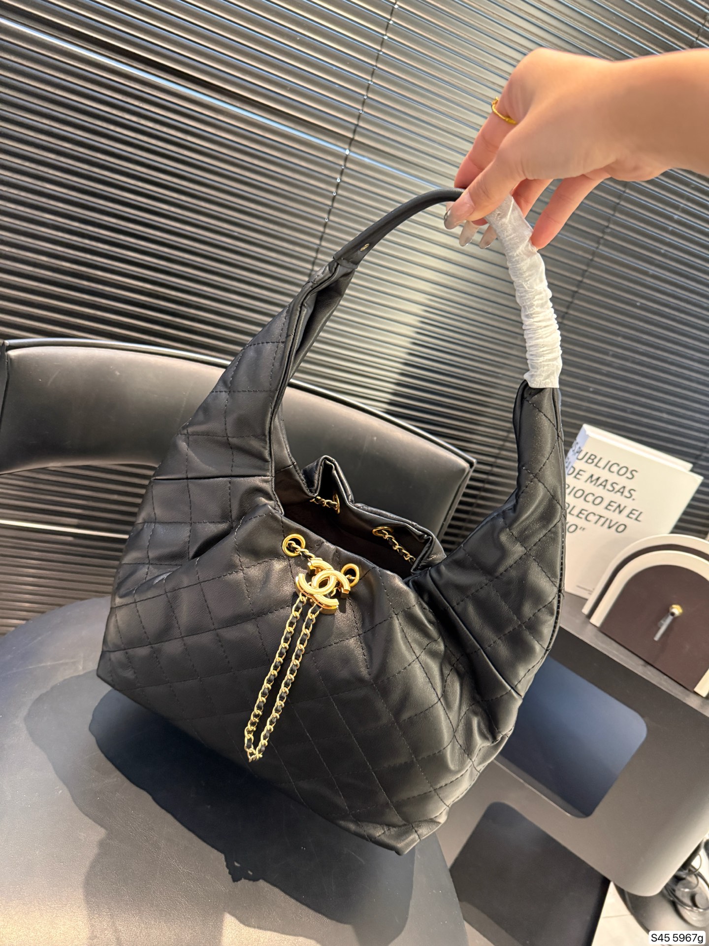 P275 香奈儿新款hobo✅行情早知道🔑少见的推荐 香奈儿2025年推出了全新的Hobo包金属双C扣和链条肩带等设计细节，结合复古与现代元素，成为备受期待的new girl。 尺寸27 21 货号5967