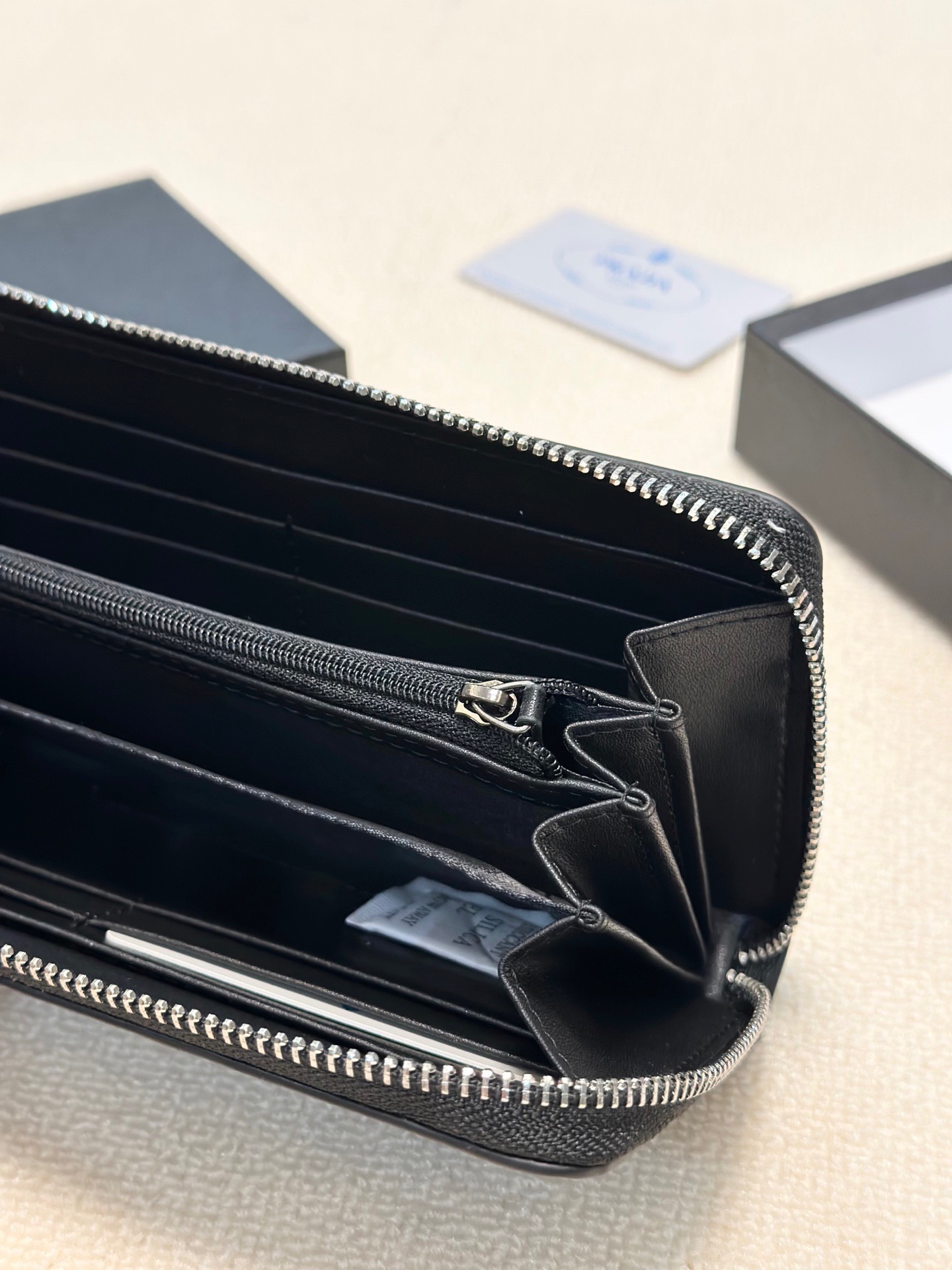 P100🎀🎀颜色 黑🎀尺寸 21x11🎀✨普拉达男士手包💎💎石头纹牛皮🐂，一流手感媲美专柜正品👍，看细节👀多卡位大容量，现货供应