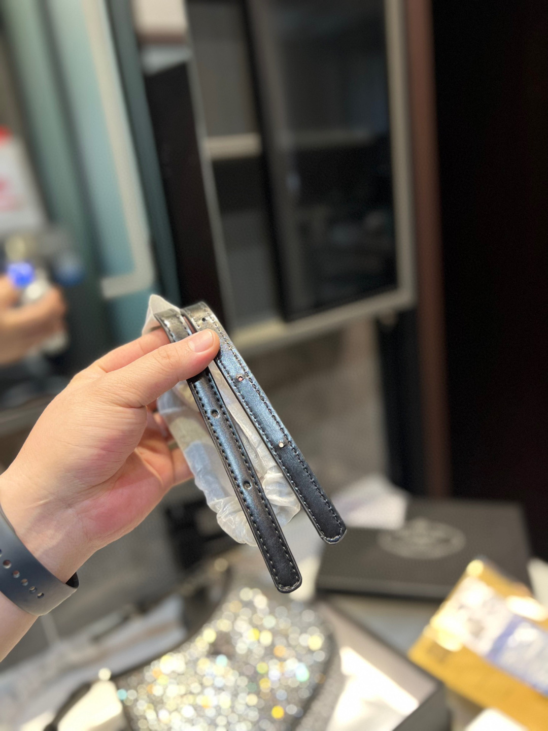 ❤️p135（礼盒包装）❤️ 普拉达腋下钻包 今年真的太流行中古腋下包了 一款sportsexy风格包包🤞🏿 超级喜欢它简单有质感的设计，上身性感而帅气，很能装而且方便啊！ 无敌时髦洋气～x尺寸：24*5*16