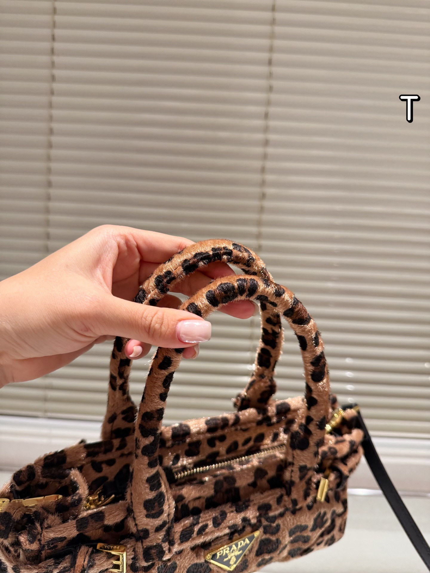 P160 Prada 普拉达Bonnie手袋 &Prada Bonnie手袋采用黑白奶牛纹压花小羊皮，触感柔软细腻，搭配标志性三角金属徽标，辨识度超高。，轻巧便携，配有可拆卸链条肩带，支持手提、单肩或斜挎多种背法。奶牛纹设计俏皮又时髦，秋冬搭配简约或亮色服饰都超出彩国，轻松提升造型亮点！ 迷你尺寸12&times;23.5x9cm