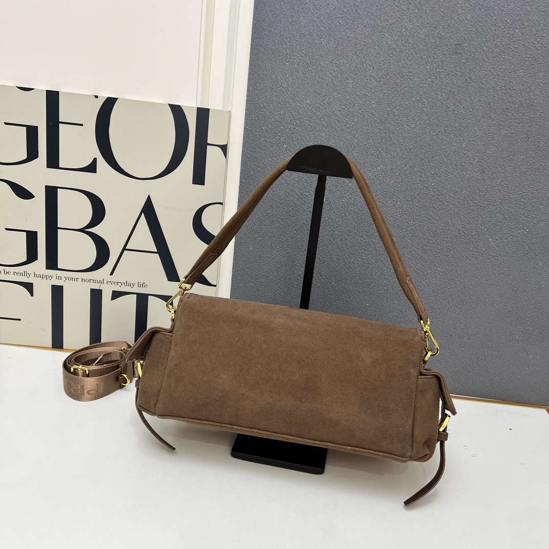 💰240包邮❗ 新款邮差包🎉1A395全皮🎉 这款手袋完美融合精致与功能性，采用再生尼龙材质，轮廓柔和，配有多个口袋。轻盈实用的设计结合运动与百搭元素，饰有涂珐琅三角形金属徽标，搭配皮革细节。配有2条肩带可拆卸，容量大，太完美，又是一款永久不过时爆款，大号男女共用，赶紧入手吧 小号:长30x高14x底10cm