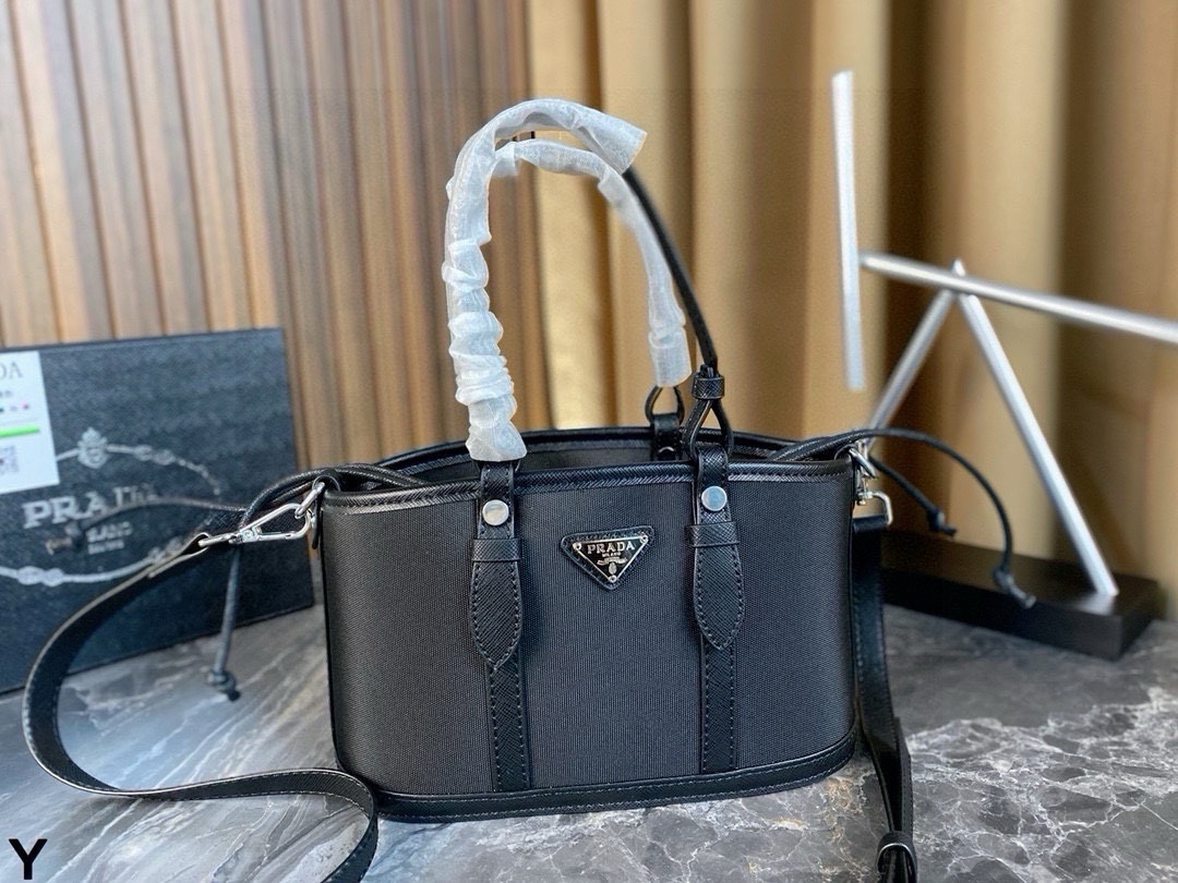 p125/p120 配盒🎁 Prada/普拉达家尼龙包！ 犹如潇洒在普拉达女包的体闲生活中穿梭 内设贴袋 可拆卸式斜挎肩带 面料纹路清晰 走线均匀! 尺寸：24*14/21*12