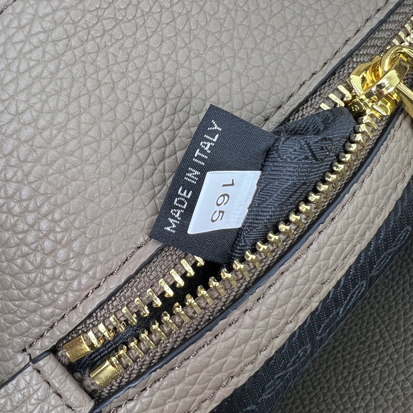 定制版💰318包邮❗ P家新款，专柜正品有售【顶级原版质量】 ！型号：1BA157，尺寸：31&times;23&times;14cm 175工厂出品，必定精品 🌹配双肩带💋大荔枝纹小牛皮 皮革双提手 可拆卸可调式皮革肩带 可拆卸可调式彩色织物肩带 镀金配件 金属刻字Logo 拉牌！