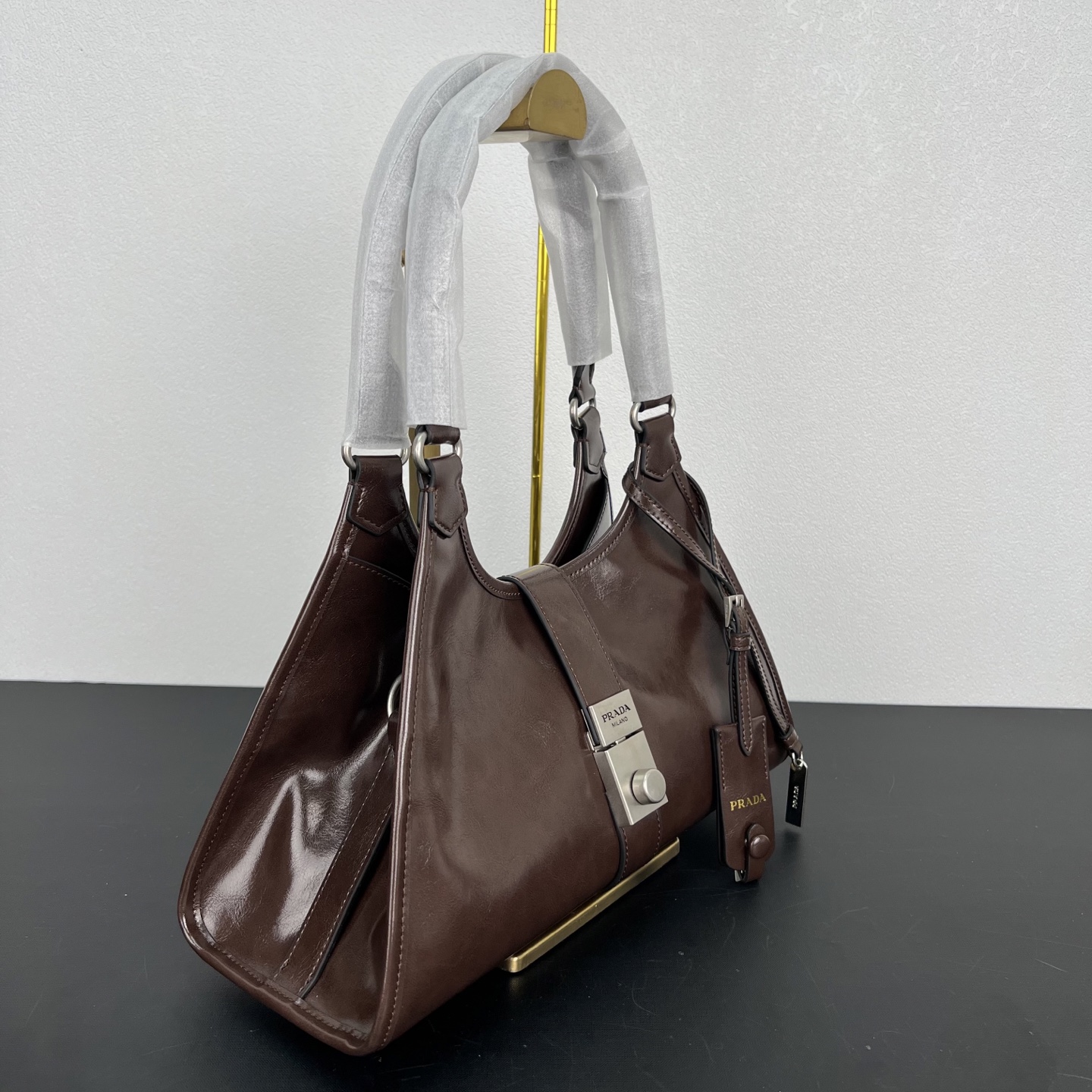 定制版💰338包邮‼️ 🎉新品🎉1BG563新款🎉🎉 这款走秀款采用进口油腊皮，顶级五金，前幅配有插扣锁开合，容量空间大，又可手提又可肩背，上身效果非常大气时尚，喜欢宝宝们，赶紧入手吧🎉🎉 长30.5x高17.5x底9cm🎉🎉🎉