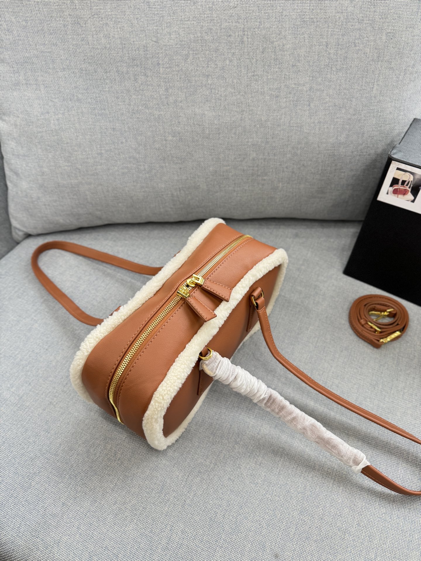 💰150 天地盖 size：28&times;15 PRADA普拉达 腋下包 手提单肩包 皮质手感柔软细腻，自带淡淡的皮香味，巧妙融合多种元素，呈现出独特而时尚的美学风格， 简约又有质感~