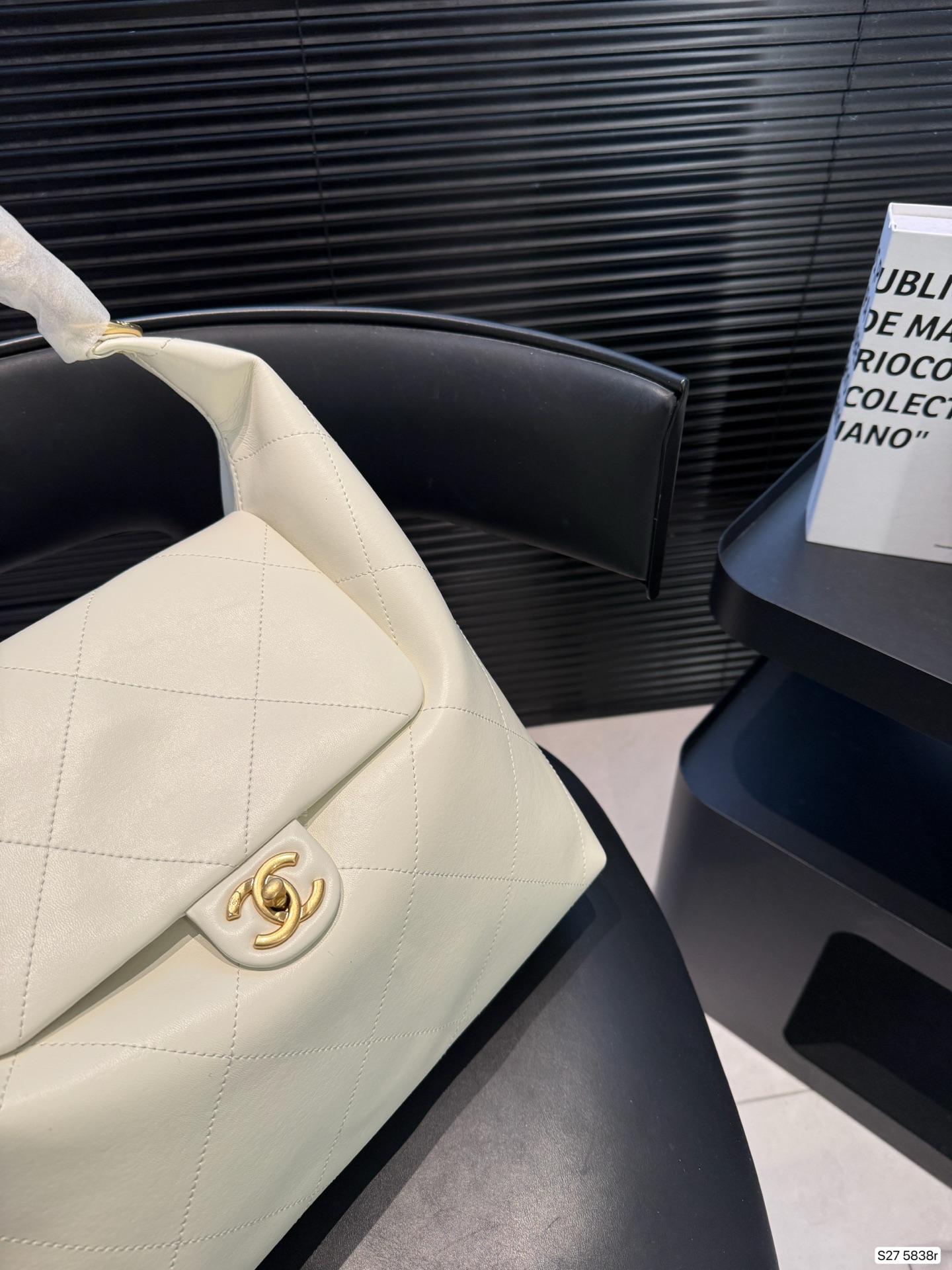 P185 Chanel奶白编织链包｜是仙女包没错了 谁能拒绝奶白色的温柔暴击⁉️ 香奈儿这系列把优雅刻进了DNA 日常通勤、出街都能搭 菱格纹+编织金属链手柄 奶白色皮质干净又高级 金色双C扣精致感拉满，温柔又大气 尺寸32 27 货号5838