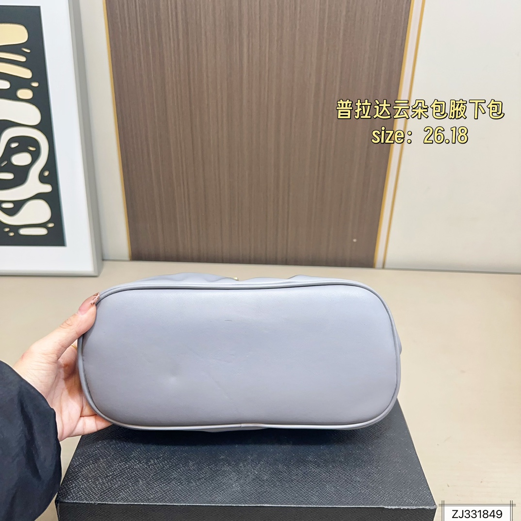 💰165 折叠盒 尺寸26&times;18 Prada 普拉达 Dada腋下包 因蓬松柔软的外形被称为&ldquo;云朵包&rdquo;，触感细腻。细长饰带束出自然褶皱，展现松弛高级的&ldquo;Raw Glamour&rdquo;风格。磁吸扣设计，容量可观，适合通勤或约会，轻松搭配各种穿搭，时髦又实用