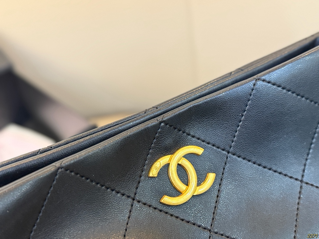 &yen;150折叠盒 香奈儿CHANEL Hobo腋下包 这款觉得手拎就很好看 配休闲装很酷啊！ 实物很漂亮 质感超级棒 尺寸：32 29