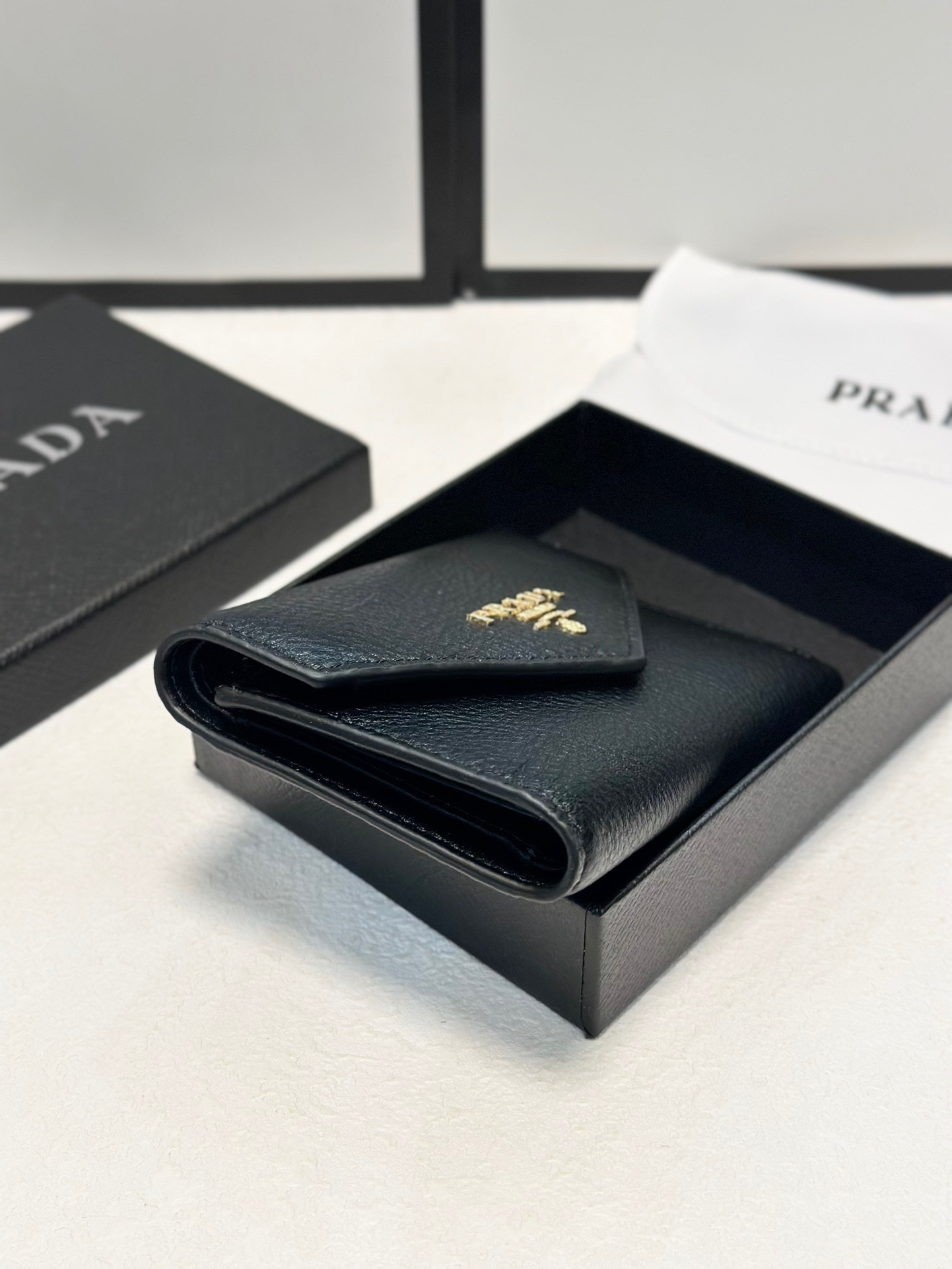 P95🎀🎀颜色 黑🎀尺寸 11x10🎀普拉达👏时尚钱包，优质牛皮👍🏻高档五金配件，内阁丰富，超级实用❗️现货高品质[得意]