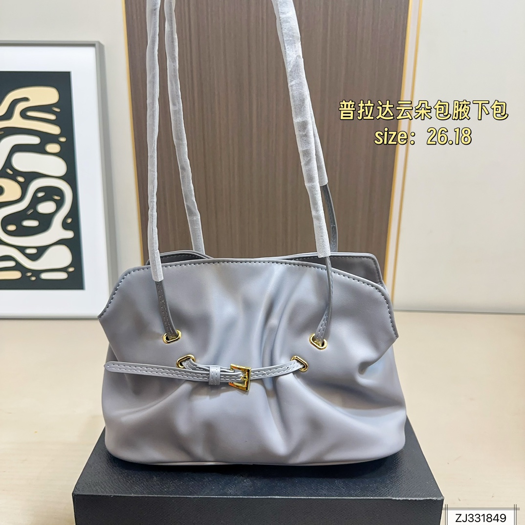 💰165 折叠盒 尺寸26&times;18 Prada 普拉达 Dada腋下包 因蓬松柔软的外形被称为&ldquo;云朵包&rdquo;，触感细腻。细长饰带束出自然褶皱，展现松弛高级的&ldquo;Raw Glamour&rdquo;风格。磁吸扣设计，容量可观，适合通勤或约会，轻松搭配各种穿搭，时髦又实用