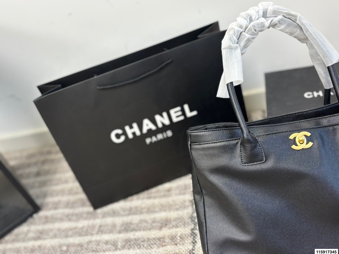 p155 尺寸36.23 Chanel 香奈儿 cerf 鱼子酱荔枝皮 公文包 经典永不过时的Cerf包型，简约大气又实用[哇R]鱼子酱牛皮耐磨耐造有质感！还是黑金配色