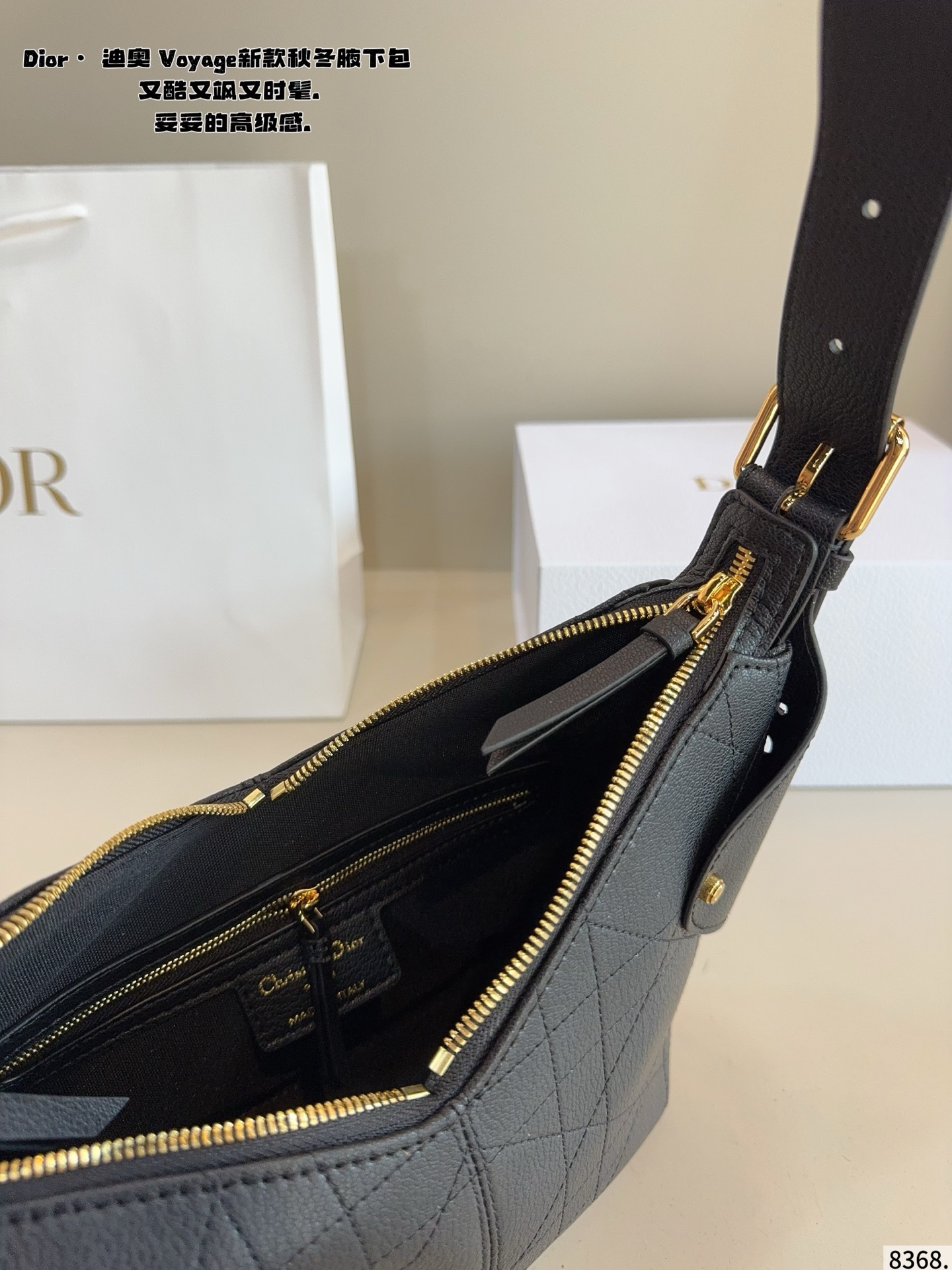 p200配礼盒🎁. 又发现新款啦🤩Dior Voyage秋冬系列腋下包 又是一个迪奥新款腋下包，直接击中心巴上[哇R] 自带松弛感，包形柔软又随意～ 复古的粒面牛皮，经典藤纹格，双拉链设计～ 整体高级又时髦，精致感满满的字母吊坠～ 细节非常到位，超大的容量，自用很轻便哇 背上身满满的松弛感哇尺寸：21*9*20cm