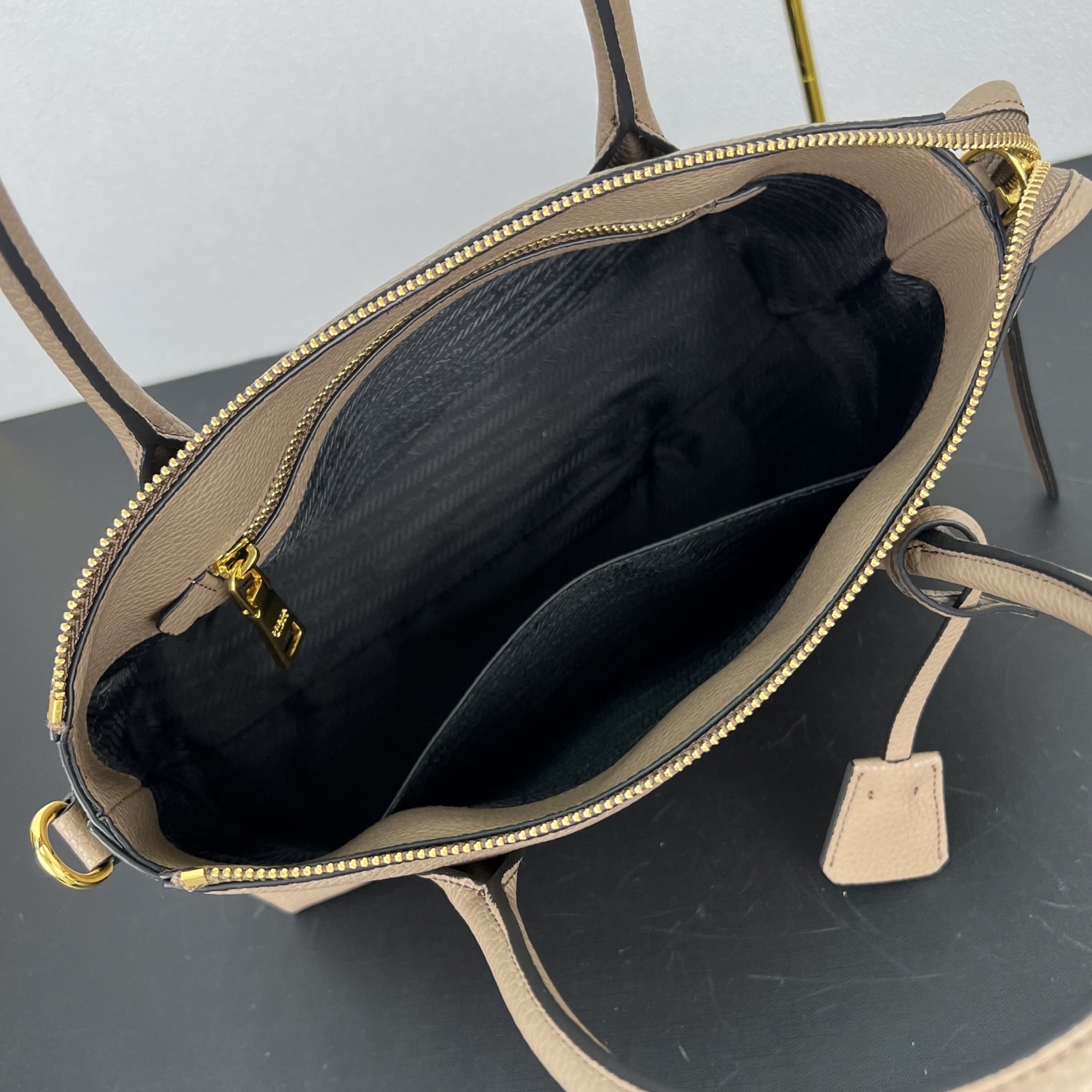 定制版💰318包邮❗ P家新款，专柜正品有售【顶级原版质量】 ！型号：1BA157，尺寸：31&times;23&times;14cm 175工厂出品，必定精品 🌹配双肩带💋大荔枝纹小牛皮 皮革双提手 可拆卸可调式皮革肩带 可拆卸可调式彩色织物肩带 镀金配件 金属刻字Logo 拉牌！