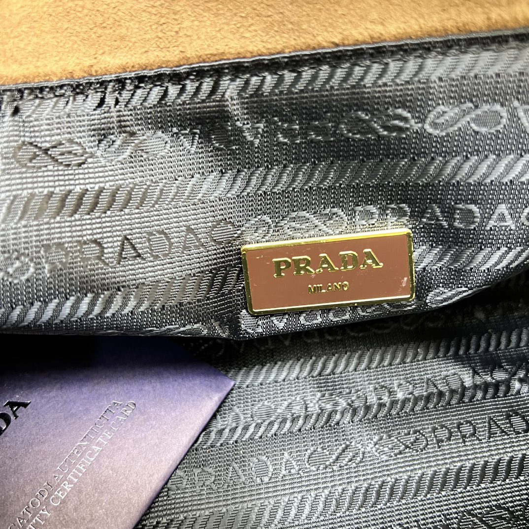 💰240包邮❗ 新款邮差包🎉1A395全皮🎉 这款手袋完美融合精致与功能性，采用再生尼龙材质，轮廓柔和，配有多个口袋。轻盈实用的设计结合运动与百搭元素，饰有涂珐琅三角形金属徽标，搭配皮革细节。配有2条肩带可拆卸，容量大，太完美，又是一款永久不过时爆款，大号男女共用，赶紧入手吧 小号:长30x高14x底10cm