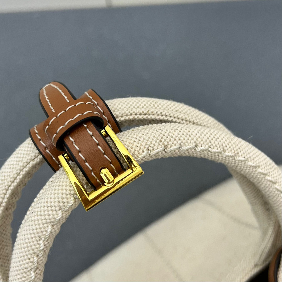 💰200包邮‼️ 新品首发*+2025summer新品亚麻混纺配皮托特包 小号 优雅时尚夏日度假风情托特包 采用亚麻混纺面料精心打造 配以牛皮双腕带 正面标志性字母徽标压花 超实用的托特包造型 配有可拆卸皮革钥匙环 简约精致内里容量超大超好用 简直是太棒了 .时尚潮人新宠 完美细节媲美砖柜超级棒5炎评价 size:25*19*15cm 型号：1BD678