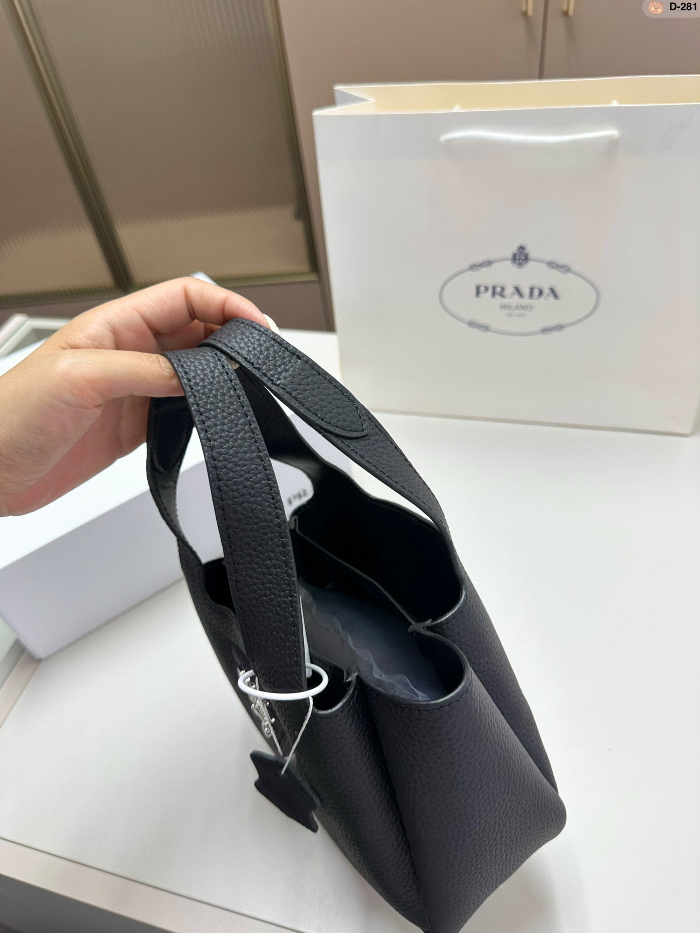💰p180 普拉达爆款 网红同款 菜篮子 Prada 购物袋牛皮 D-281尺寸18.8.16 折叠盒
