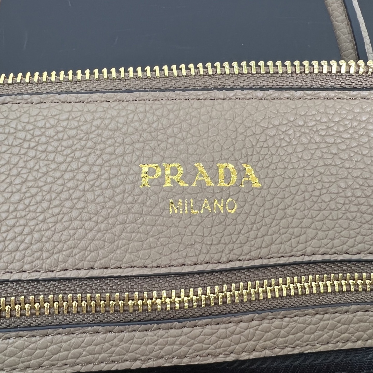 定制版💰318包邮❗ P家新款，专柜正品有售【顶级原版质量】 ！型号：1BA157，尺寸：31&times;23&times;14cm 175工厂出品，必定精品 🌹配双肩带💋大荔枝纹小牛皮 皮革双提手 可拆卸可调式皮革肩带 可拆卸可调式彩色织物肩带 镀金配件 金属刻字Logo 拉牌！