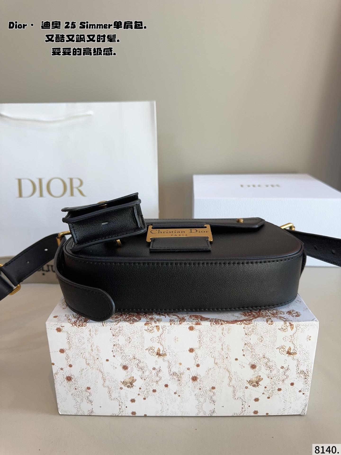 p275配礼盒🎁. 迪奥DIOR streetchie 单肩包. 小小的盒子包配一条酷酷的宽肩带 凹照型必备 超吸睛 精致的一只 无敌巨可爱 集美们 冲它尺寸：24*5*13cm