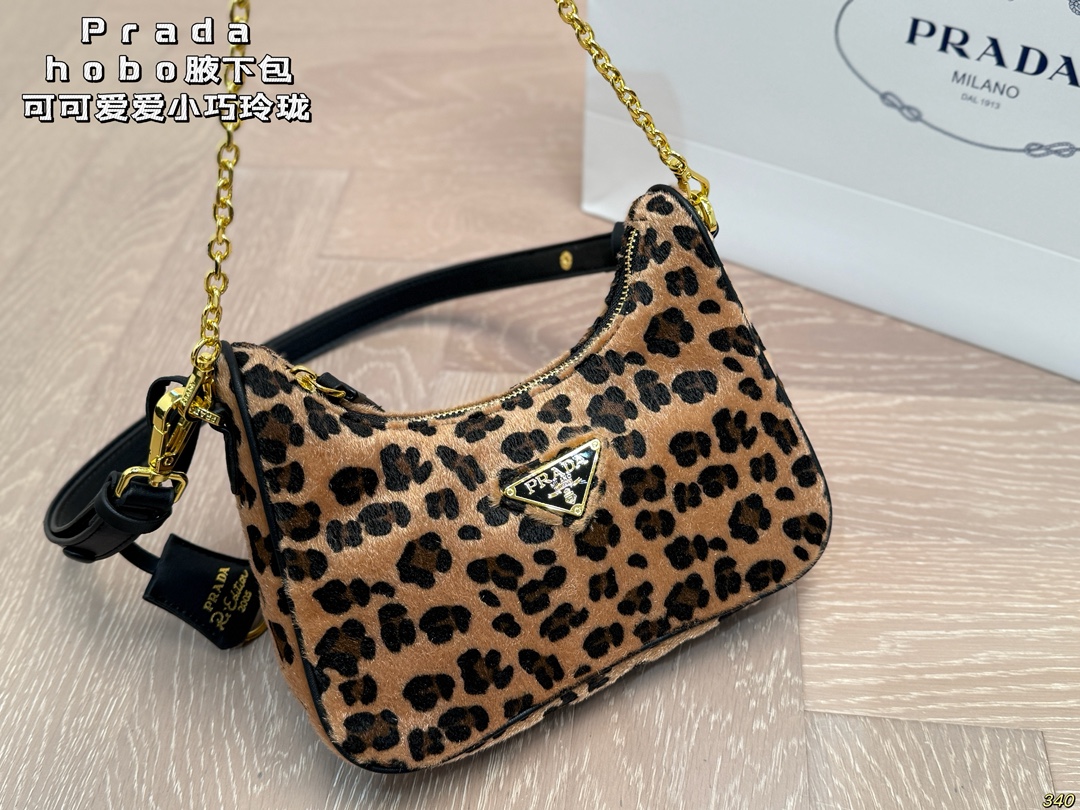&yen;130 普拉达hobo腋下包 Prada如影随形 充满了不一样的帅气感 甜酷辣妹穿搭必备 尺寸 22 12