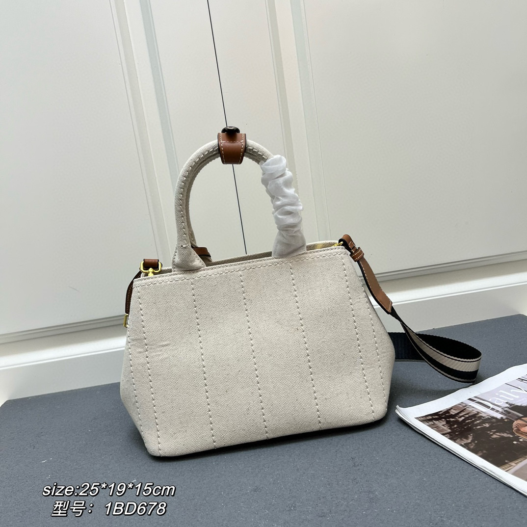 💰200包邮‼️ 新品首发*+2025summer新品亚麻混纺配皮托特包 小号 优雅时尚夏日度假风情托特包 采用亚麻混纺面料精心打造 配以牛皮双腕带 正面标志性字母徽标压花 超实用的托特包造型 配有可拆卸皮革钥匙环 简约精致内里容量超大超好用 简直是太棒了 .时尚潮人新宠 完美细节媲美砖柜超级棒5炎评价 size:25*19*15cm 型号：1BD678