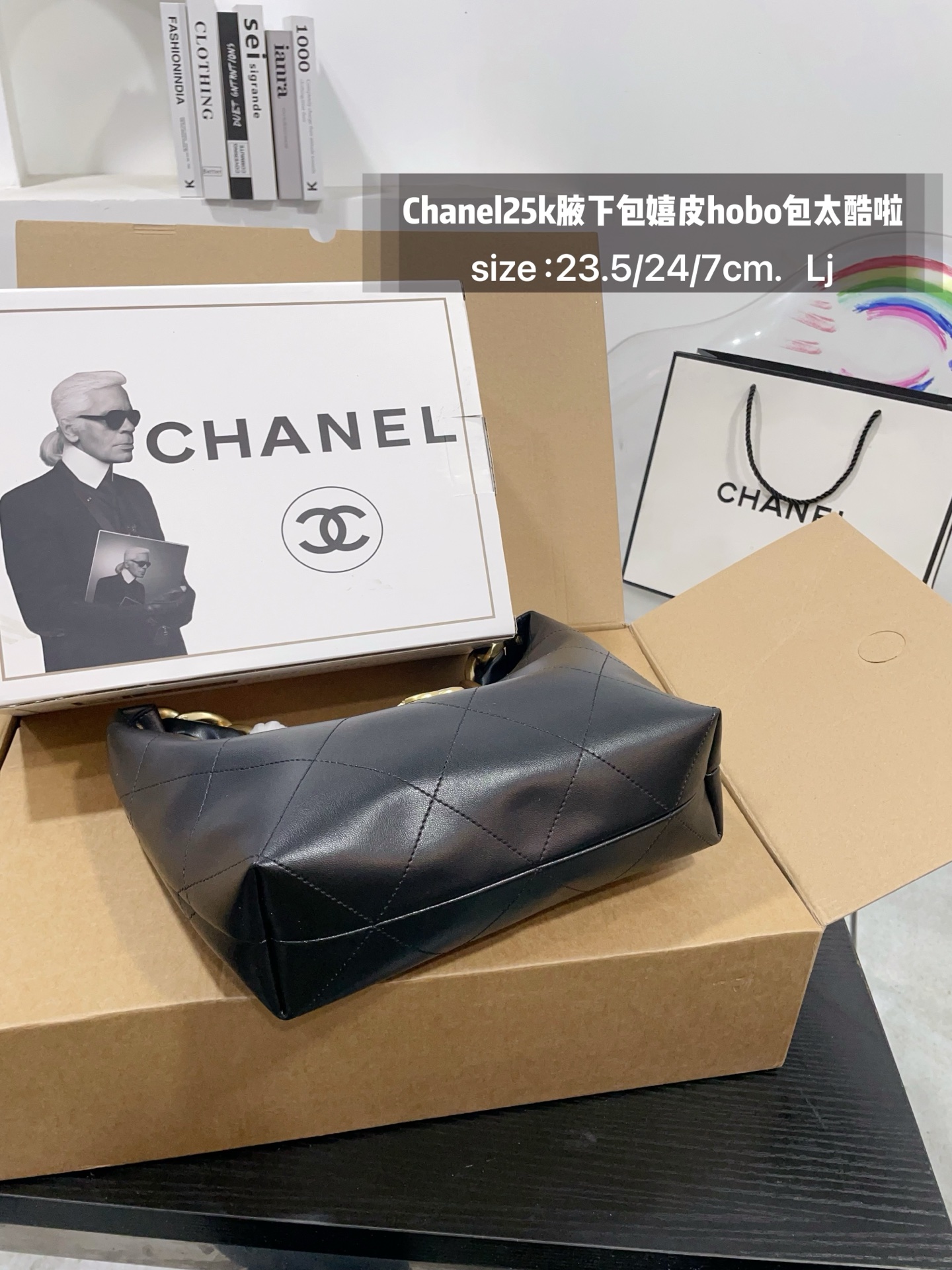 👑💰170免税店包装 Chanel25k腋下包嬉皮hobo包太酷啦25k嬉皮hobo包经典大菱格，大粗链条沉甸甸的金链条很有分量感 表面做旧效果，很有Vintage中古感； 包身柔软容量非常大，好看又能装的hobo谁能拒 绝 上身随性又潇洒~ 尺寸，23.5/24/7cm