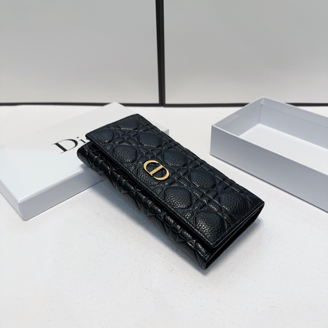 P95🎀🎀颜色 黑🎀尺寸 19x10🎀迪奥👏时尚钱包 🎃🎃头层牛皮压花🐂内阁超丰富👍女士专属🔥现货