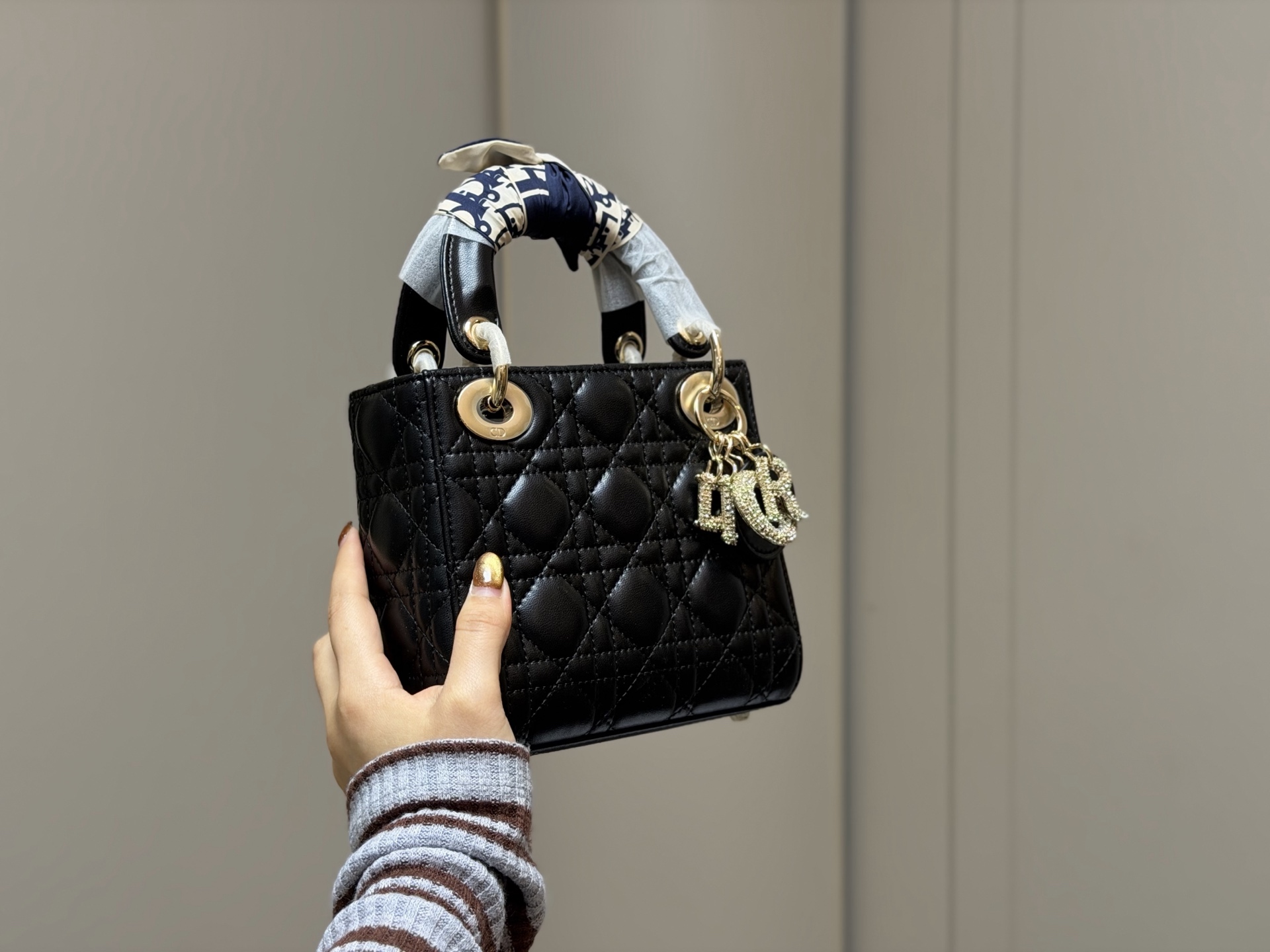 &yen;205 配折叠盒 尺寸:17*13cm 高品版.升级出货 ✅ 迪奥 戴妃羊皮 每个颜色真的太好看啦 是不是都需要它！