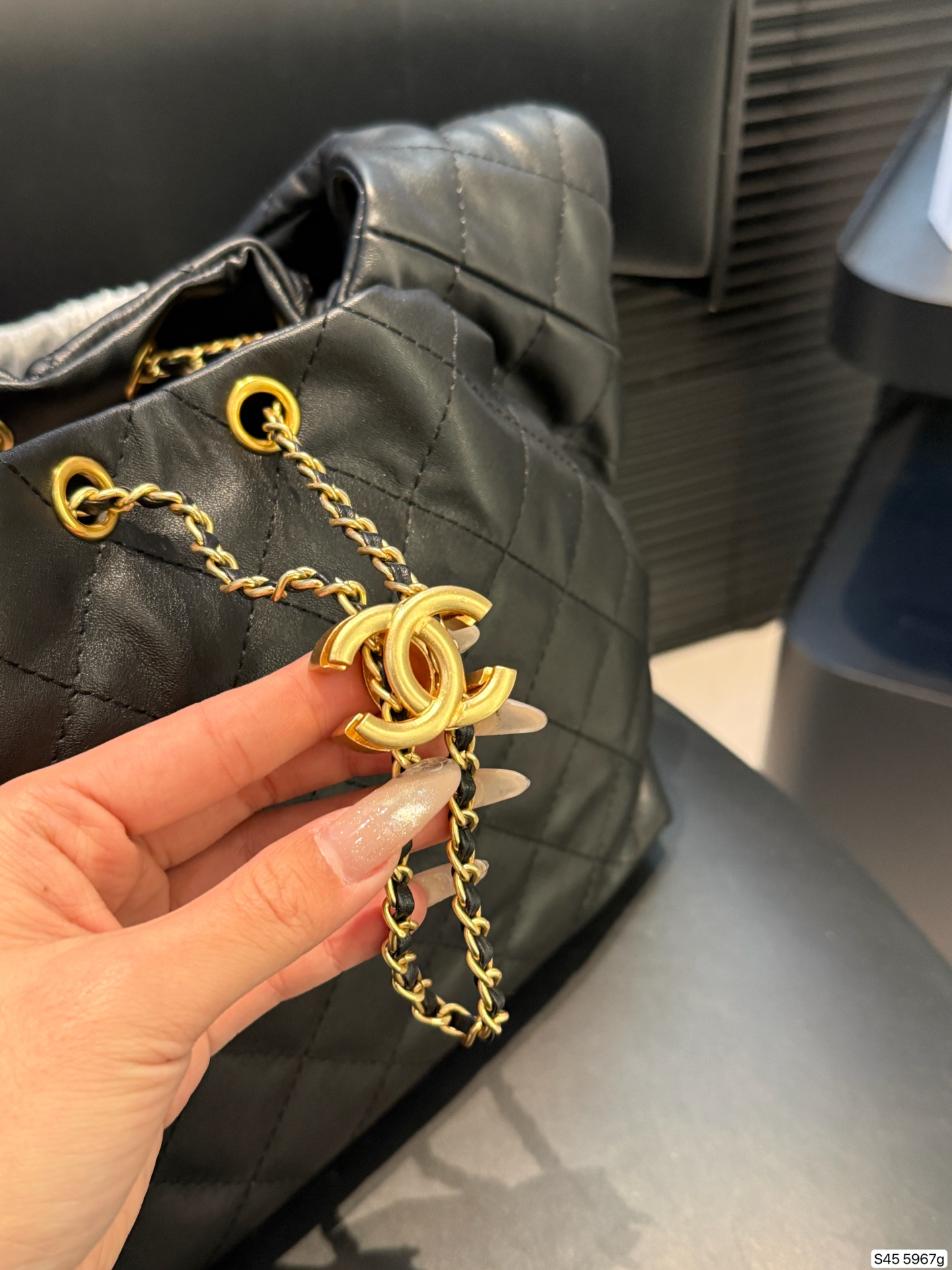P275 香奈儿新款hobo✅行情早知道🔑少见的推荐 香奈儿2025年推出了全新的Hobo包金属双C扣和链条肩带等设计细节，结合复古与现代元素，成为备受期待的new girl。 尺寸27 21 货号5967