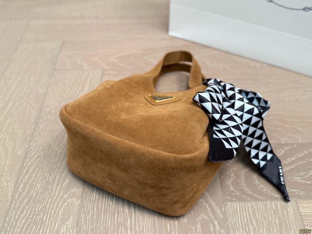 &yen;145/&yen;140 普拉达 PRADA 手提托特包独特设计时尚又经典 超级百搭 日常通勤皆可 上身又A又飒 尺寸24 20/17 15