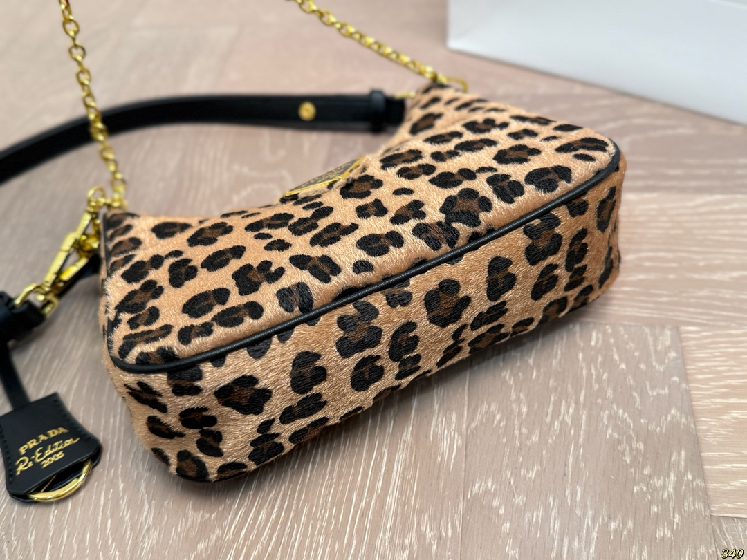 &yen;130 普拉达hobo腋下包 Prada如影随形 充满了不一样的帅气感 甜酷辣妹穿搭必备 尺寸 22 12