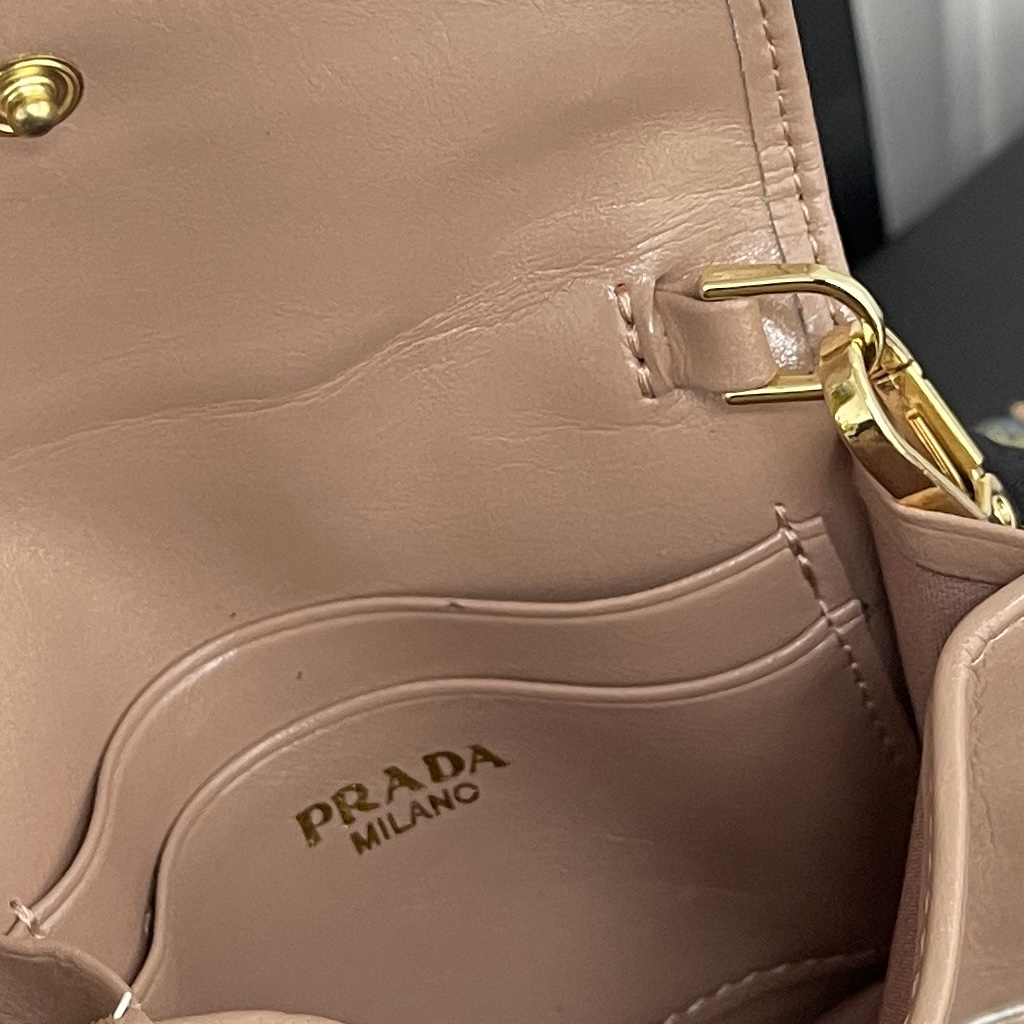 💰115包邮❗ PRADA普拉达 油腊皮珐琅金属三角形标志按扣开合 皮革 卡包 常规 女款 编号312 颜色黑色，粉色，灰色