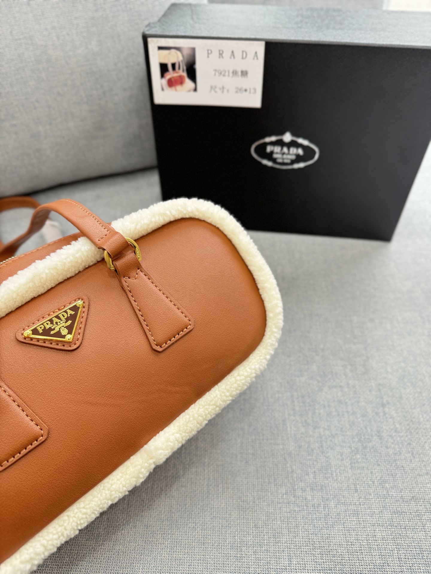 💰150 天地盖 size：28&times;15 PRADA普拉达 腋下包 手提单肩包 皮质手感柔软细腻，自带淡淡的皮香味，巧妙融合多种元素，呈现出独特而时尚的美学风格， 简约又有质感~