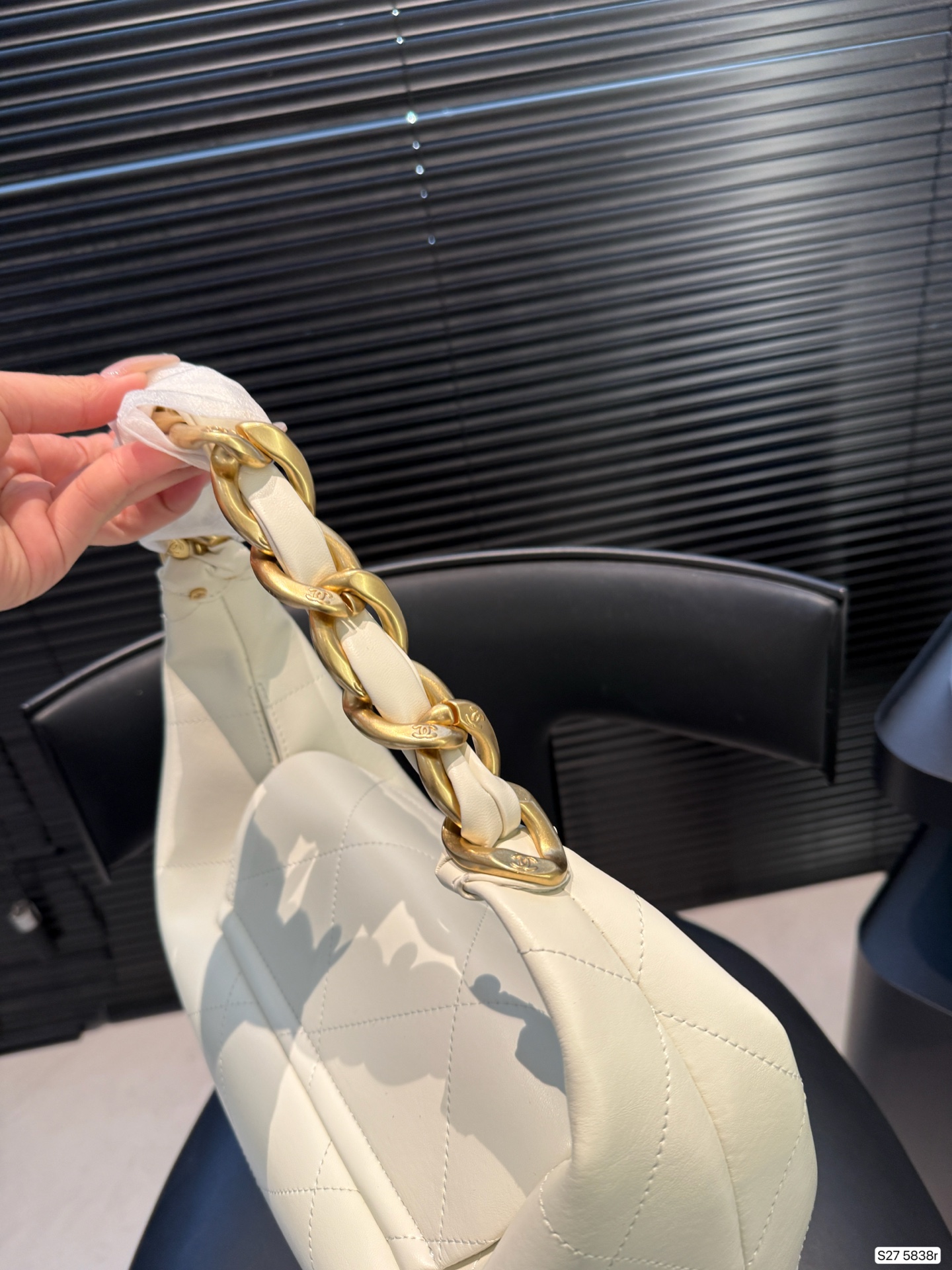 P185 Chanel奶白编织链包｜是仙女包没错了 谁能拒绝奶白色的温柔暴击⁉️ 香奈儿这系列把优雅刻进了DNA 日常通勤、出街都能搭 菱格纹+编织金属链手柄 奶白色皮质干净又高级 金色双C扣精致感拉满，温柔又大气 尺寸32 27 货号5838