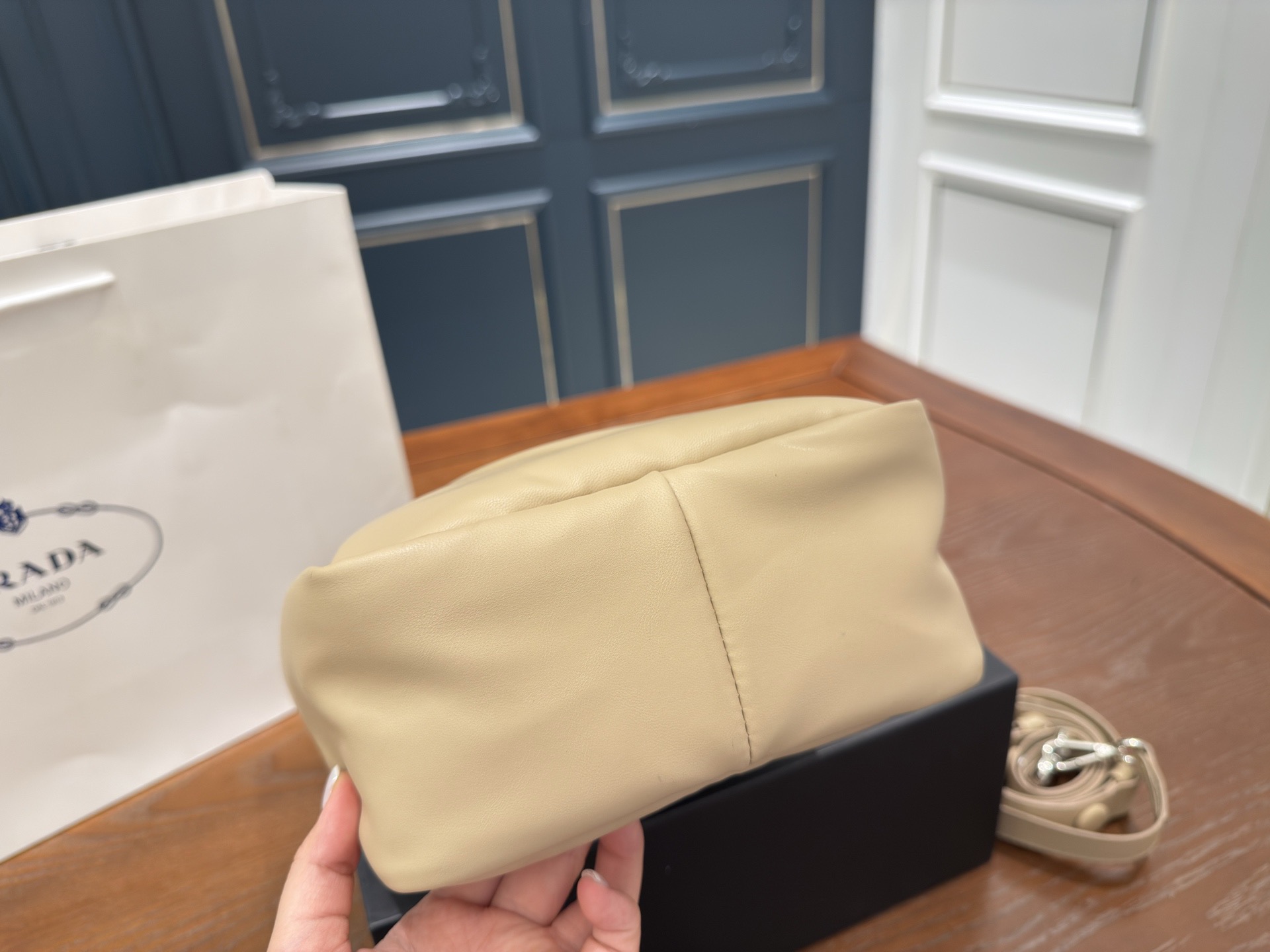 （折叠盒⚠️）p170 Prada洋气单品 普拉达菜篮子包 这个系列将是Prada接下来一整季的主打款式。Prada 手袋的曲线型设计分外醒目，当手包很优雅，时尚百搭！打麻将逛街也很轻便哦！尺寸 17 15