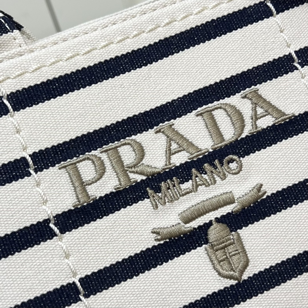 💰200包邮❗ 2025summer新品亚麻混纺配皮托特包小号 优雅时尚夏日度假风情托特包 采用亚麻混纺面料精心打造 配以牛皮双腕带 正面标志性字母徽标压花 超实用的托特包造型 配有可拆卸皮革钥匙环 简约精致内里容量超大超好用 简直是太棒了 .时尚潮人新宠 完美细节媲美砖柜超级棒5炎评价 size:25*19*15cm 型号：1A678