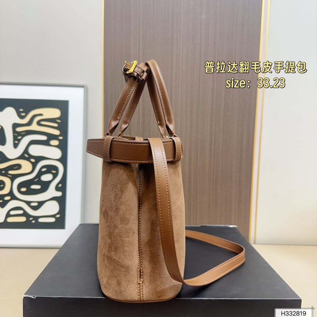 💰235 配盒⚠️尺寸33*23 Prada 普拉达 Buckle翻毛皮手提包 2024春夏系列，采用柔软麂皮，触感细腻，低调哑光质感超有氛围感。标志性金属腰带＋三角徽标，辨识度满分！尺寸适中中，通勤休闲都能轻松驾驱。肩带可拆卸调节，手提斜挎随心切换，实用又时髦。简约大气，时尚爱好者必入！